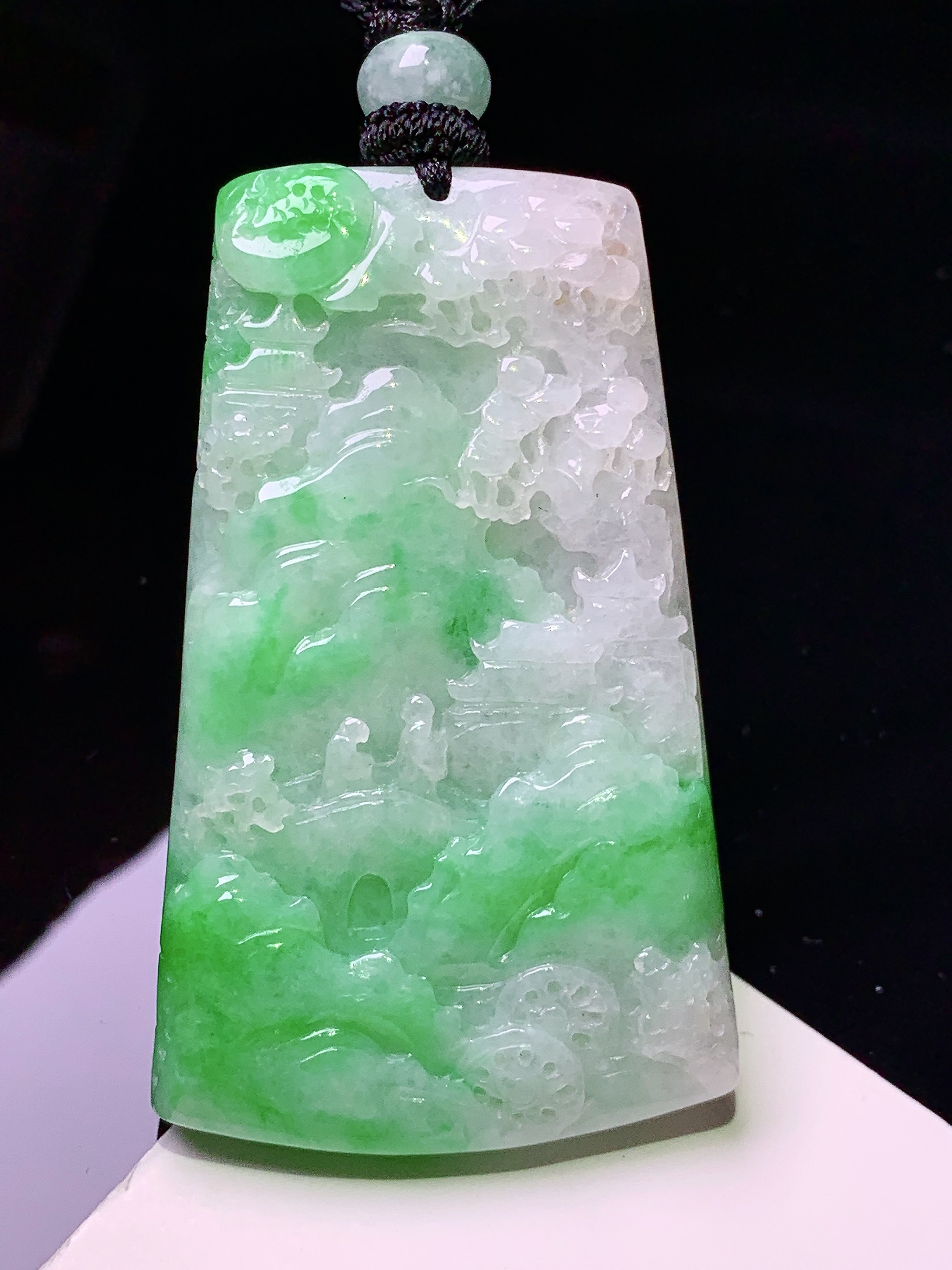 飘绿山水牌子吊坠 玉质细腻 色泽艳丽清新 水润亮眼 整体尺寸49.8*29.8*5.8 w1