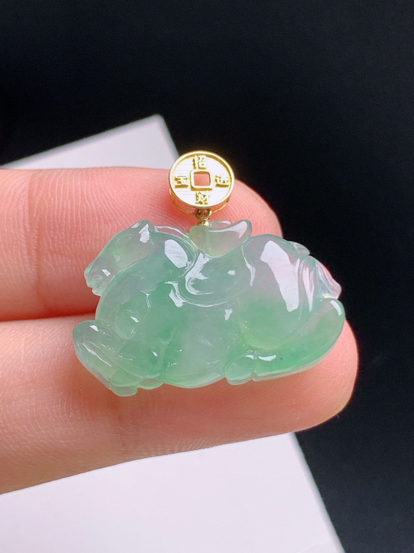 ️ 冰飘绿唐马吊坠，水润透亮，雕工细腻 裸石16-24.6-5.7 整体23.1 53