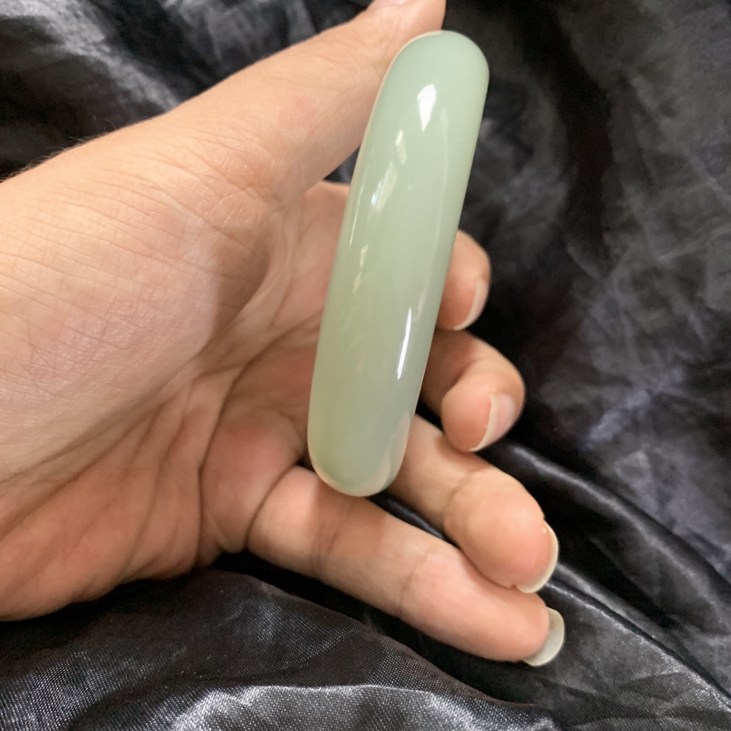 59.5圈口和田玉且末蓝宽版手镯，镯型古朴典雅。在诗情画意的雨巷相遇，你是我腕间的一抹风情，有你眸有深情.清风荡漾湖间静水，我愿俯身低眉，在烟波涟漪处寻你