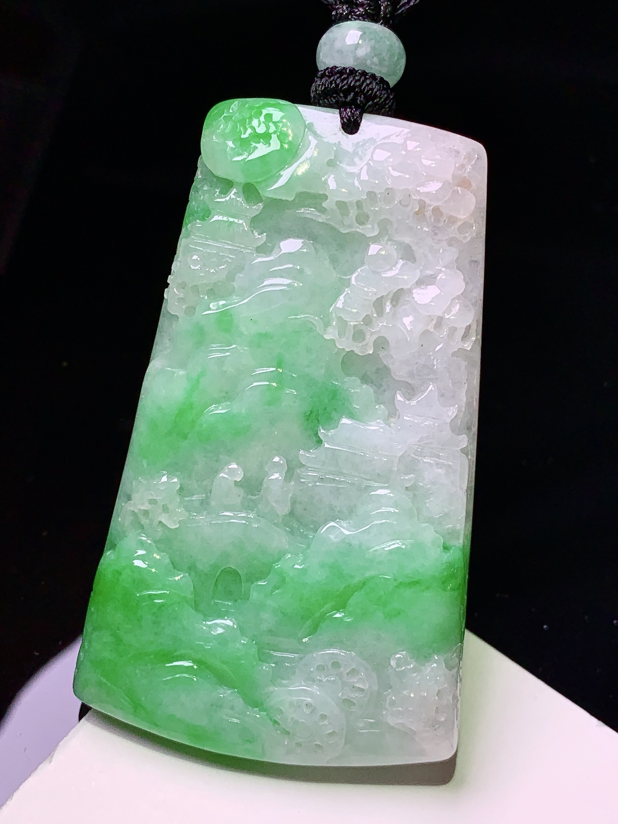 飘绿山水牌子吊坠 玉质细腻 色泽艳丽清新 水润亮眼 整体尺寸49.8*29.8*5.8 w1