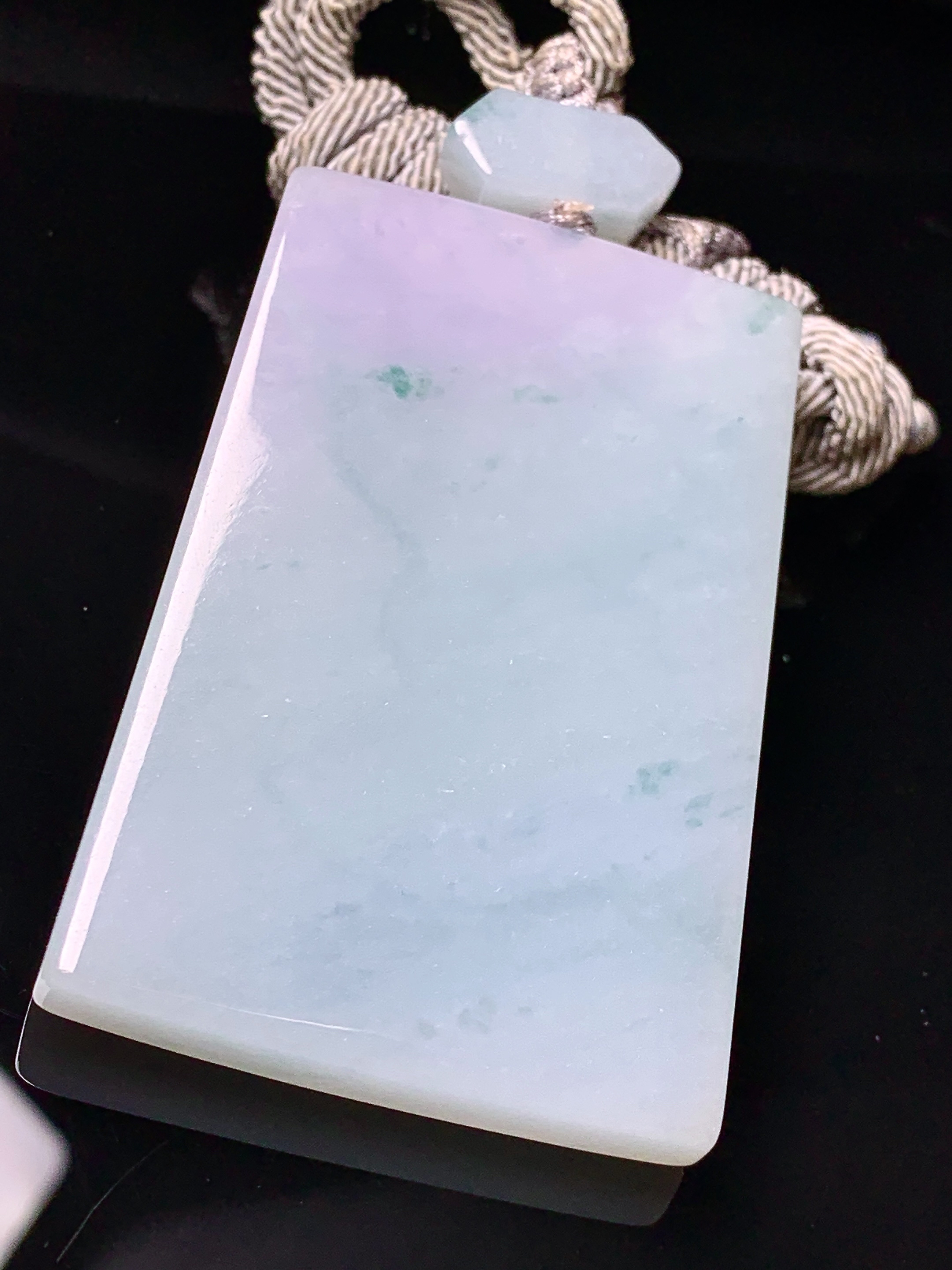 飘绿无事牌吊坠 玉质细腻 色泽艳丽清新 水润亮眼 整体尺寸54.2*35*5.8 a5