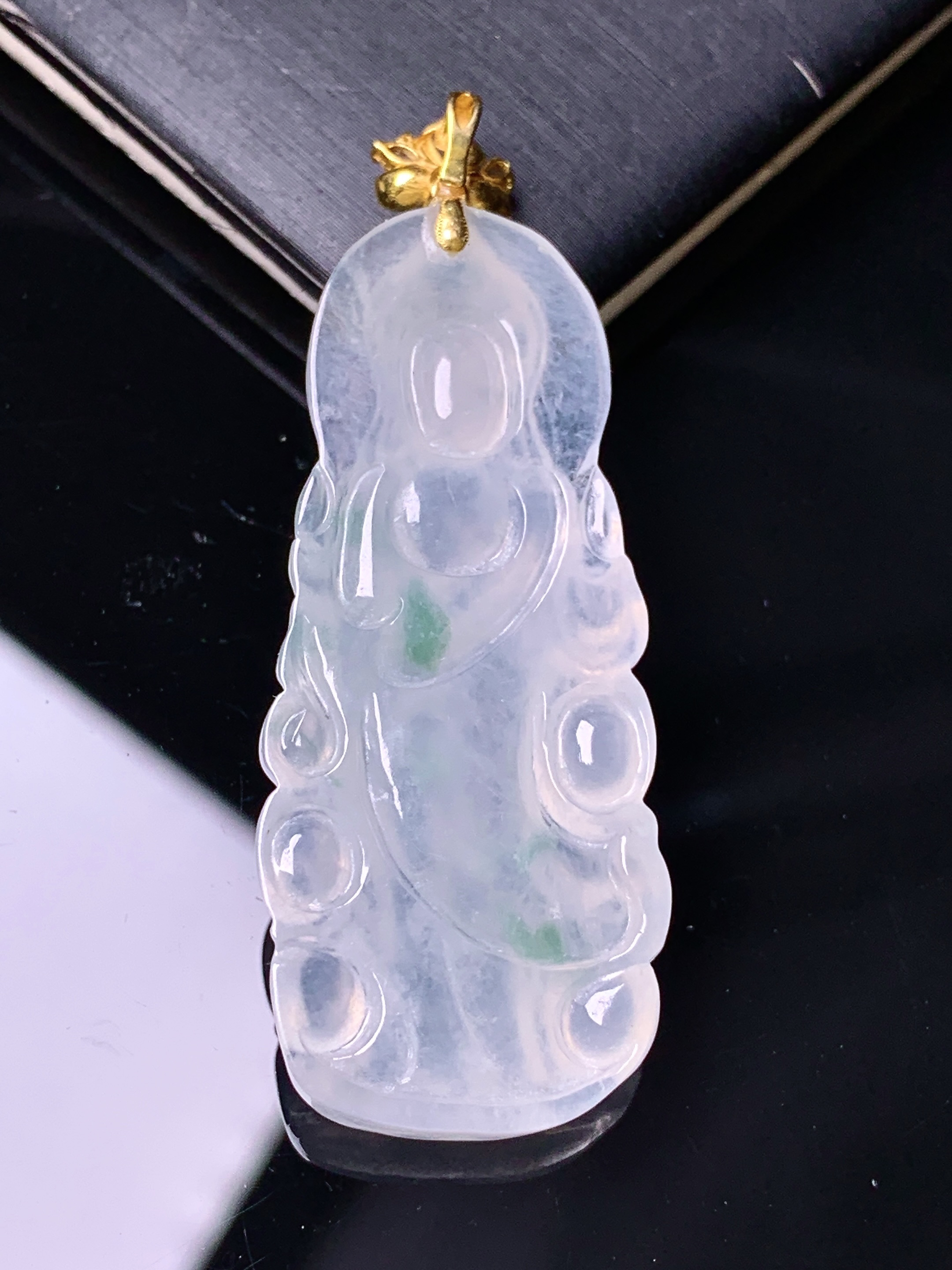 18k金镶嵌冰种观音菩萨吊坠 玉质细腻 色泽艳丽清新 水润亮眼 整体尺寸49*18*4.8 yz