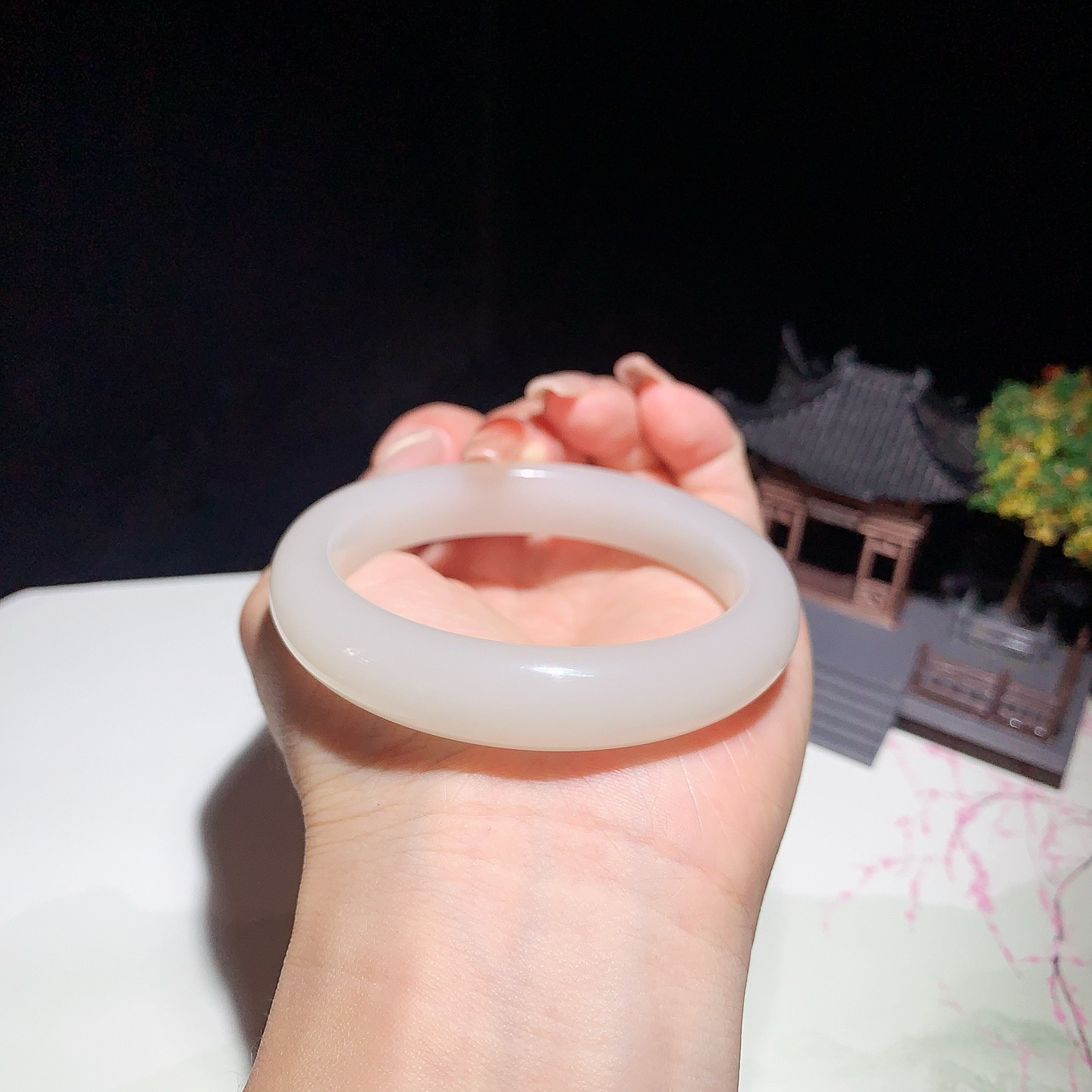 和田玉53.5圈口藕粉色手镯！圈口53.5玉质细腻油润 底色纯净 无裂无杂 脂粉好，品质高