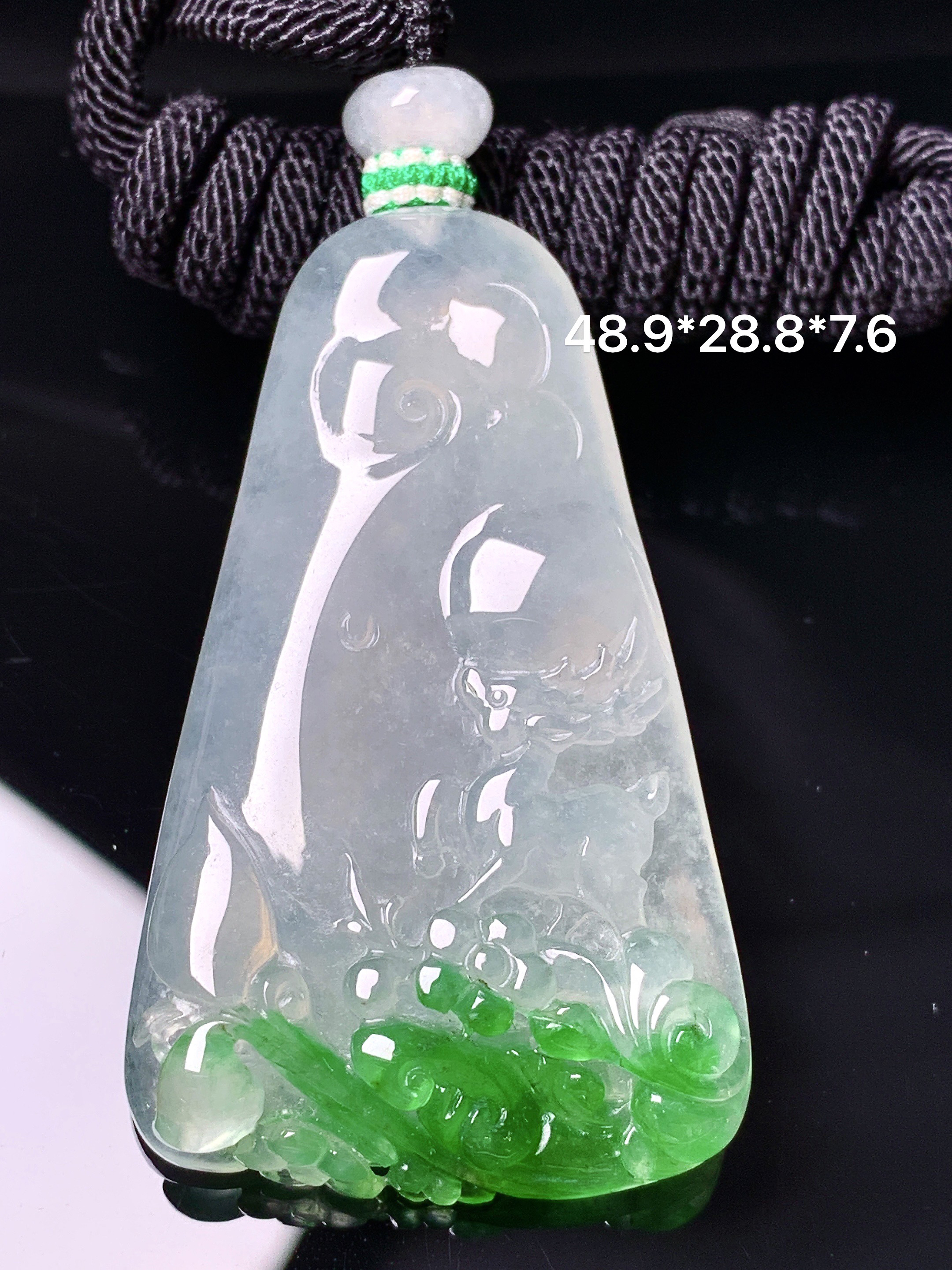 飘绿鹿牌吊坠 玉质细腻 色泽艳丽清新 水润亮眼 整体尺寸48.9*28.8*7.6 a5