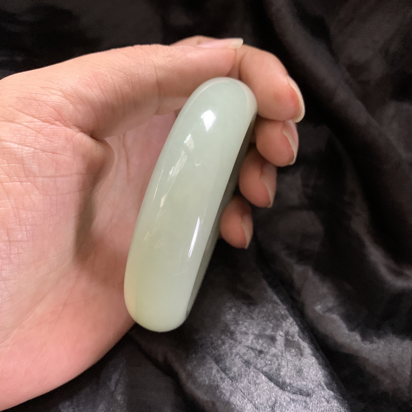 58.5圈口和田玉且末蓝宽版手镯，镯型古朴典雅。在诗情画意的雨巷相遇，你是我腕间的一抹风情，有你眸有深情.清风荡漾湖间静水，我愿俯身低眉，在烟波涟漪处寻你