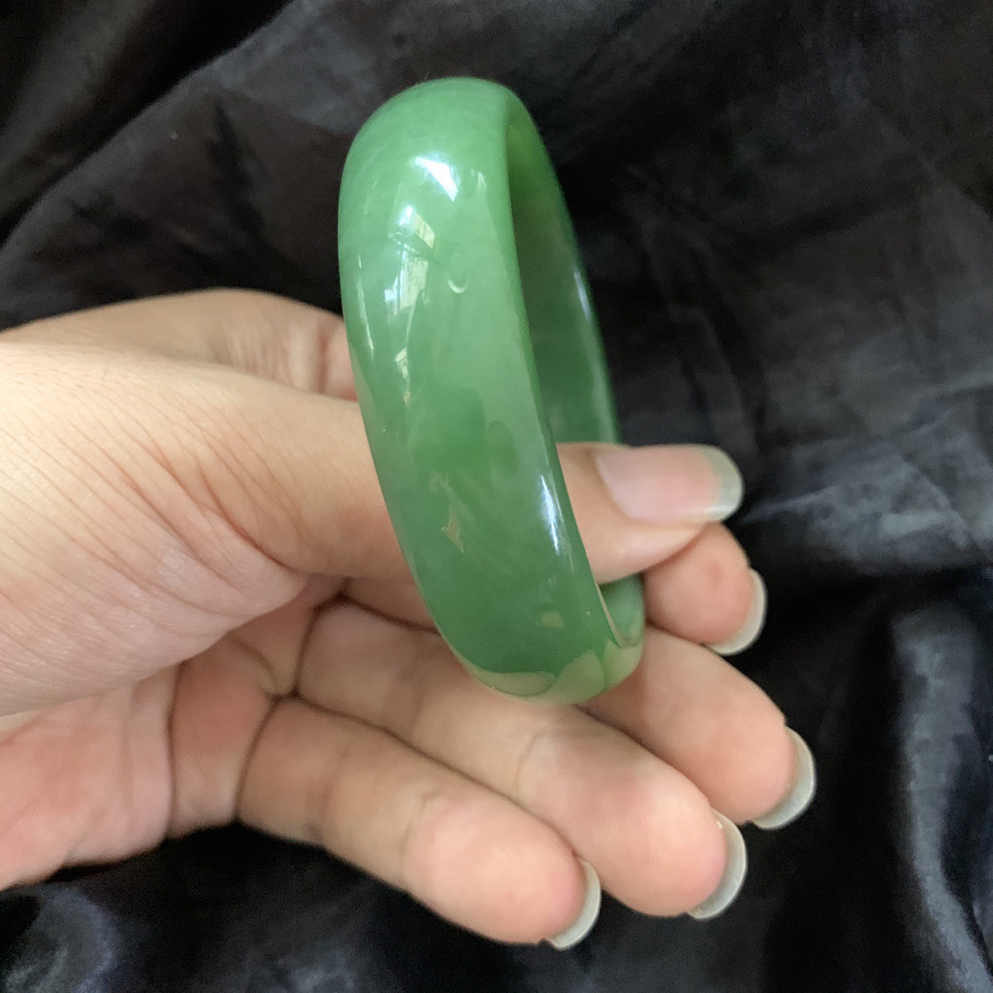 土豪款，57圈口和田玉碧玉阳绿色宽版手镯，镯型古朴典雅。在诗情画意的雨巷相遇，你是我腕间的一抹风情，有你眸有深情.清风荡漾湖间静水，我愿俯身低眉，在烟波涟漪处寻你