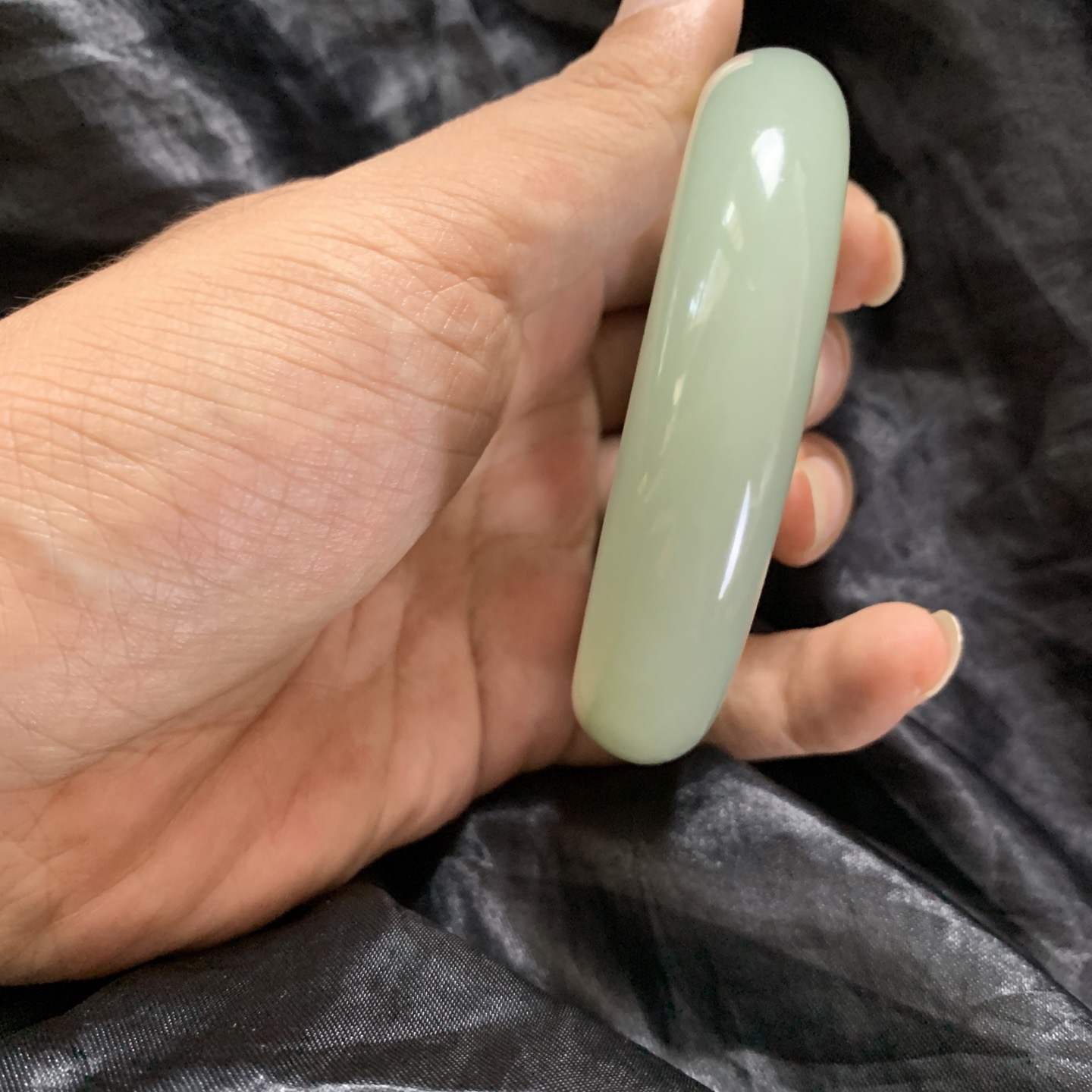 59.5圈口和田玉且末蓝宽版手镯，镯型古朴典雅。在诗情画意的雨巷相遇，你是我腕间的一抹风情，有你眸有深情.清风荡漾湖间静水，我愿俯身低眉，在烟波涟漪处寻你