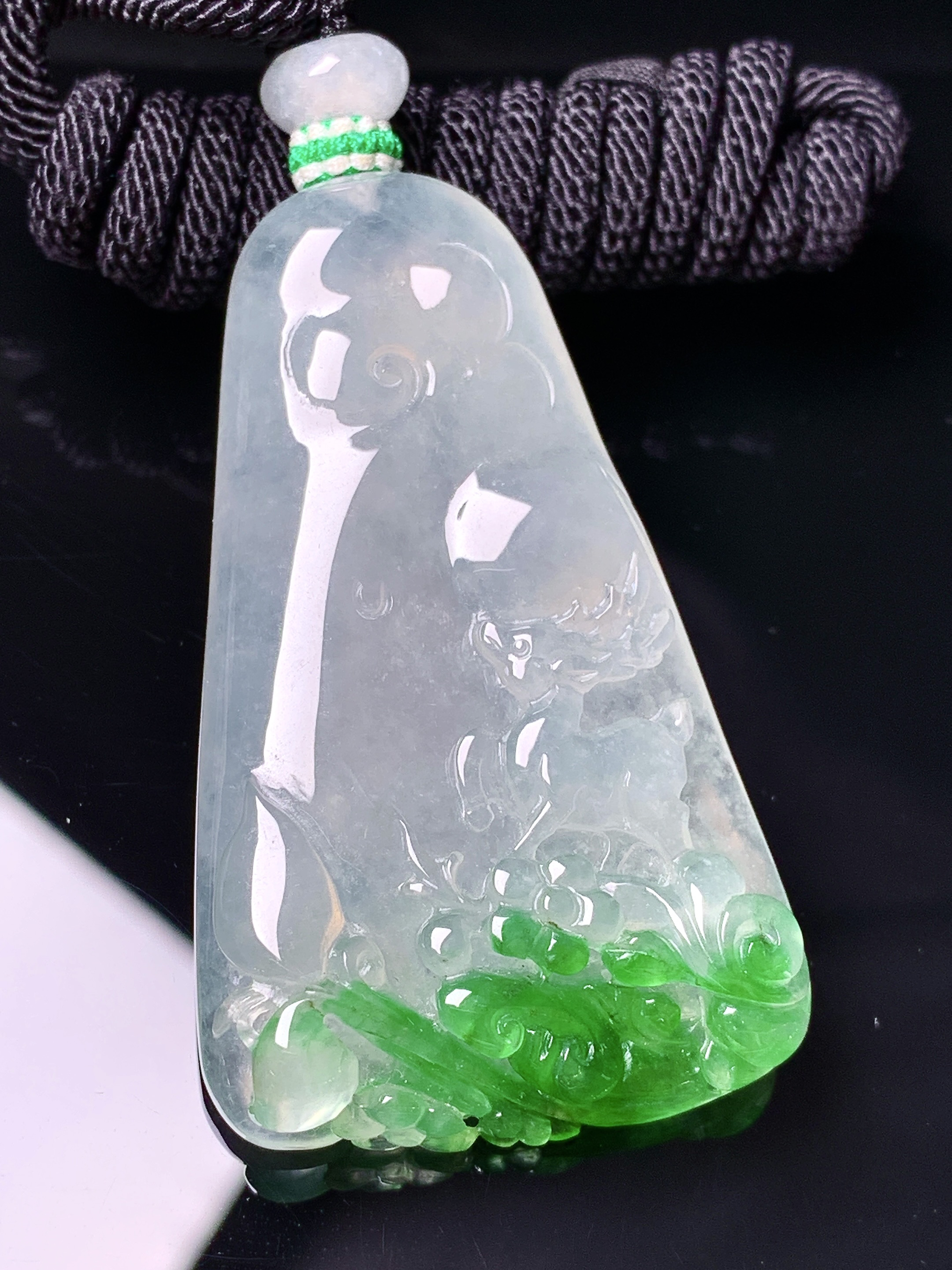 飘绿鹿牌吊坠 玉质细腻 色泽艳丽清新 水润亮眼 整体尺寸48.9*28.8*7.6 a5
