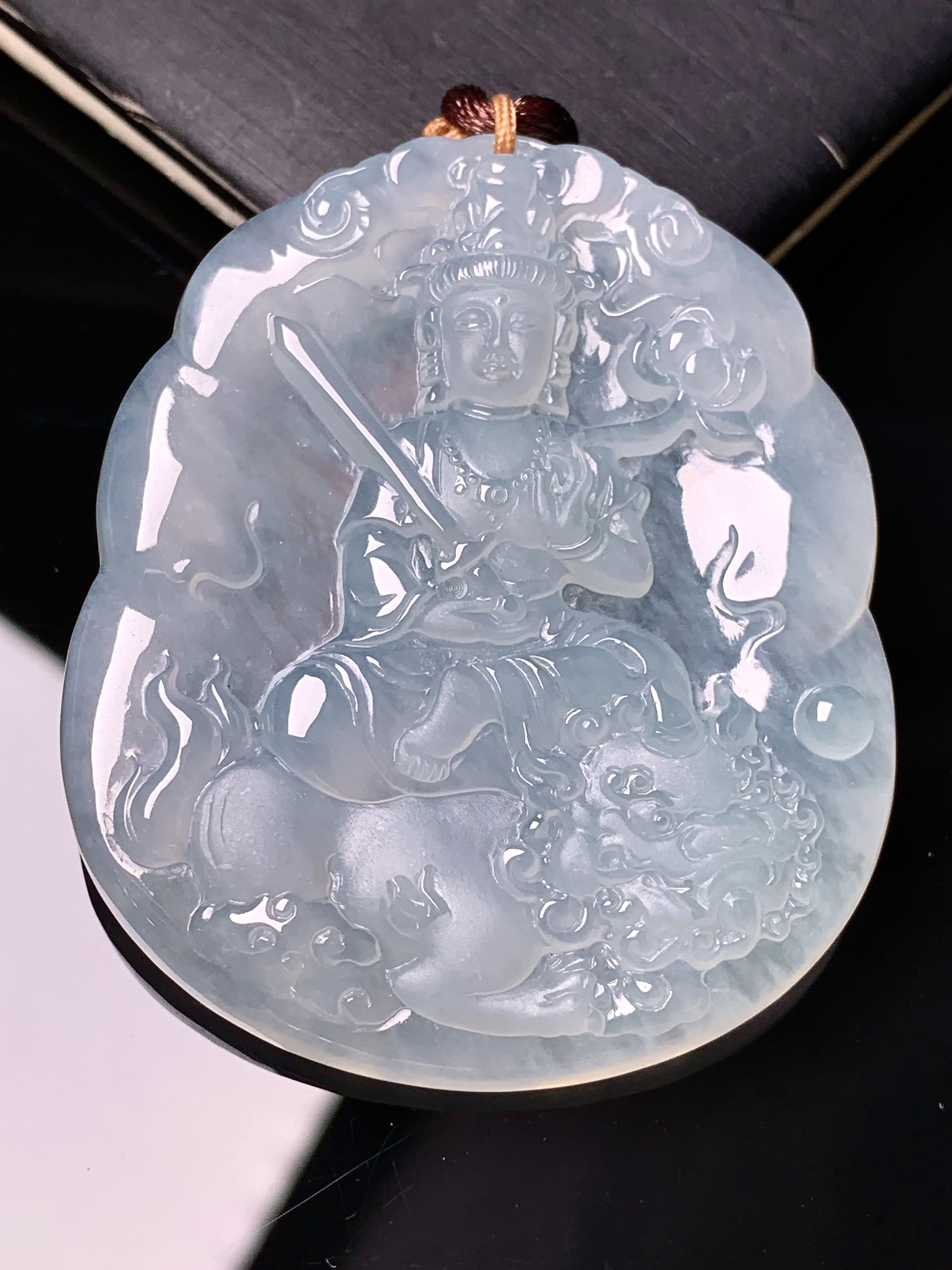 冰种文殊观音菩萨吊坠 玉质细腻 色泽艳丽清新 水润亮眼 整体尺寸49.8*42.5*5.6 b2