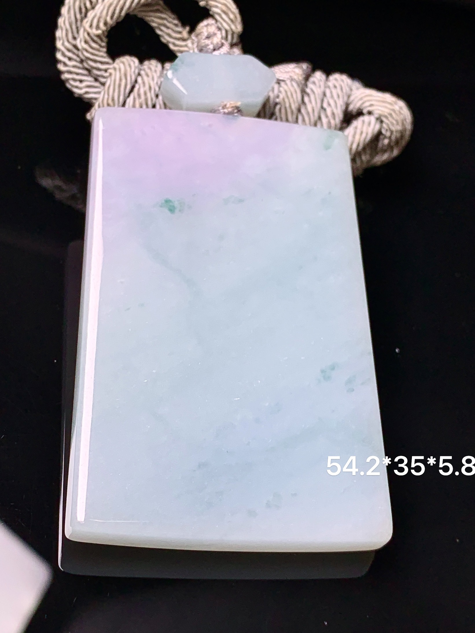 飘绿无事牌吊坠 玉质细腻 色泽艳丽清新 水润亮眼 整体尺寸54.2*35*5.8 a5