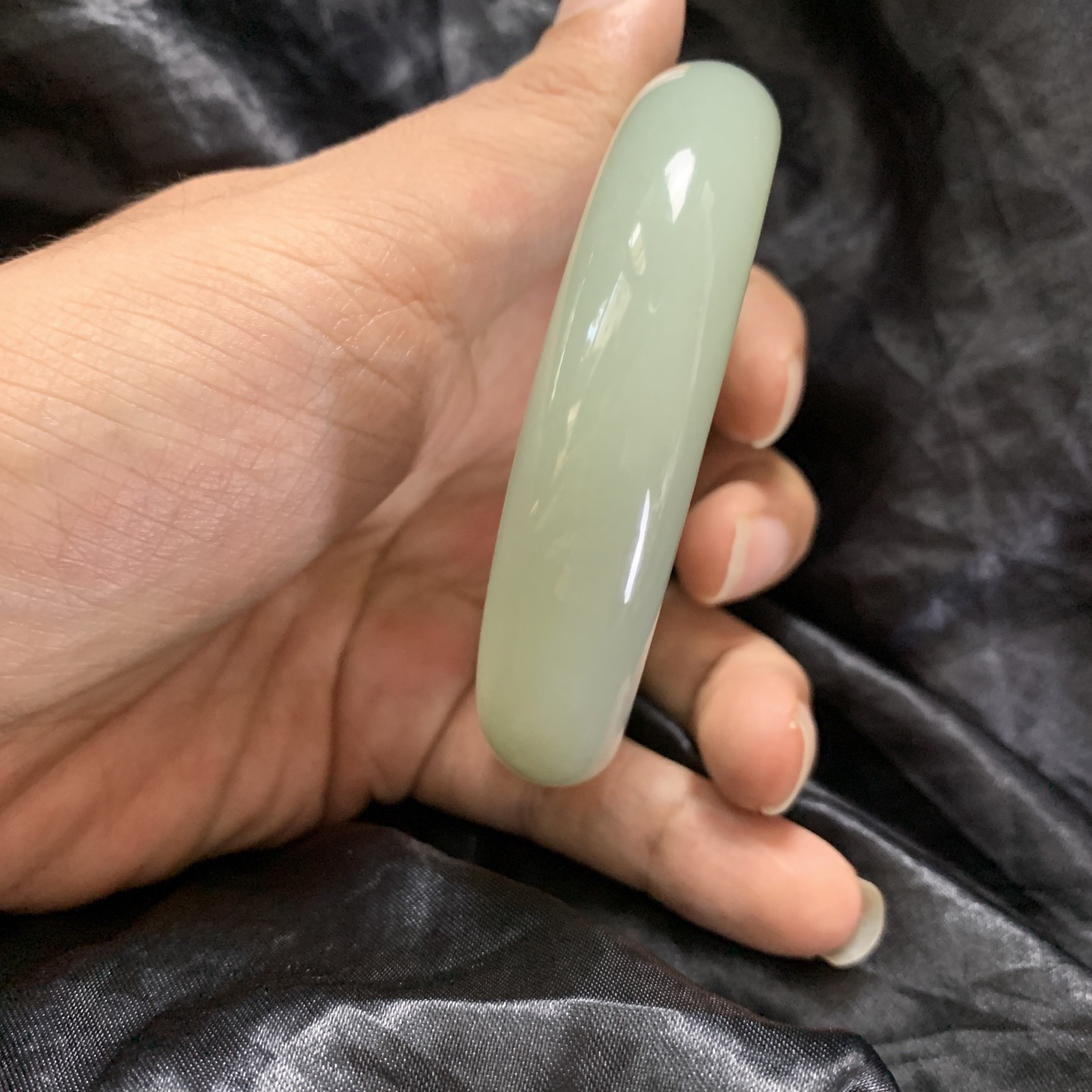 59.5圈口和田玉且末蓝宽版手镯，镯型古朴典雅。在诗情画意的雨巷相遇，你是我腕间的一抹风情，有你眸有深情.清风荡漾湖间静水，我愿俯身低眉，在烟波涟漪处寻你