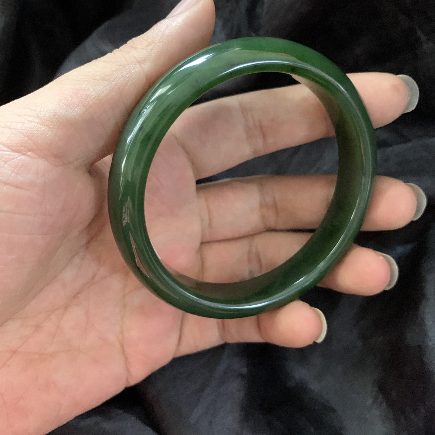 62.5圈口和田玉碧玉菠菜绿手镯，镯型古朴典雅。在诗情画意的雨巷相遇，你是我腕间的一抹风情，有你眸有深情.清风荡漾湖间静水，我愿俯身低眉，在烟波涟漪处寻你