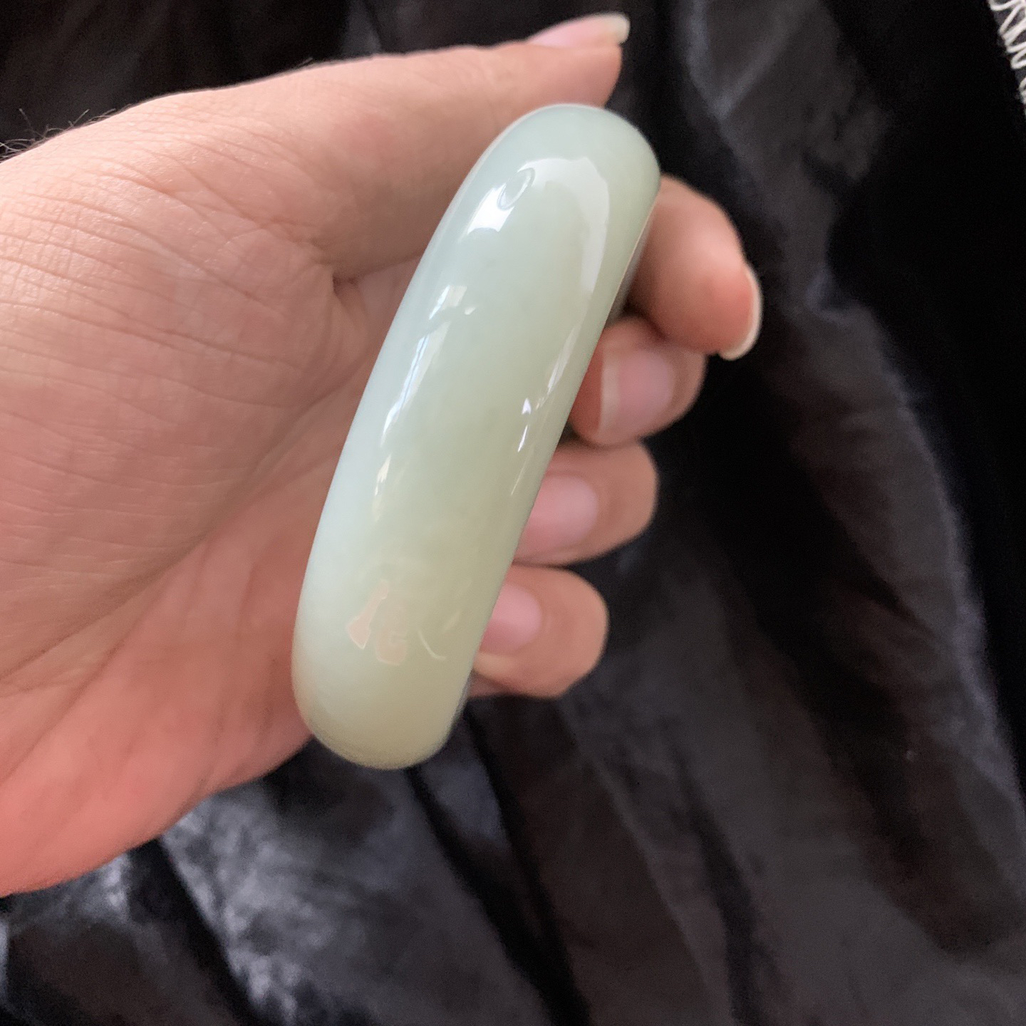 58.5圈口和田玉且末蓝宽版手镯，镯型古朴典雅。在诗情画意的雨巷相遇，你是我腕间的一抹风情，有你眸有深情.清风荡漾湖间静水，我愿俯身低眉，在烟波涟漪处寻你
