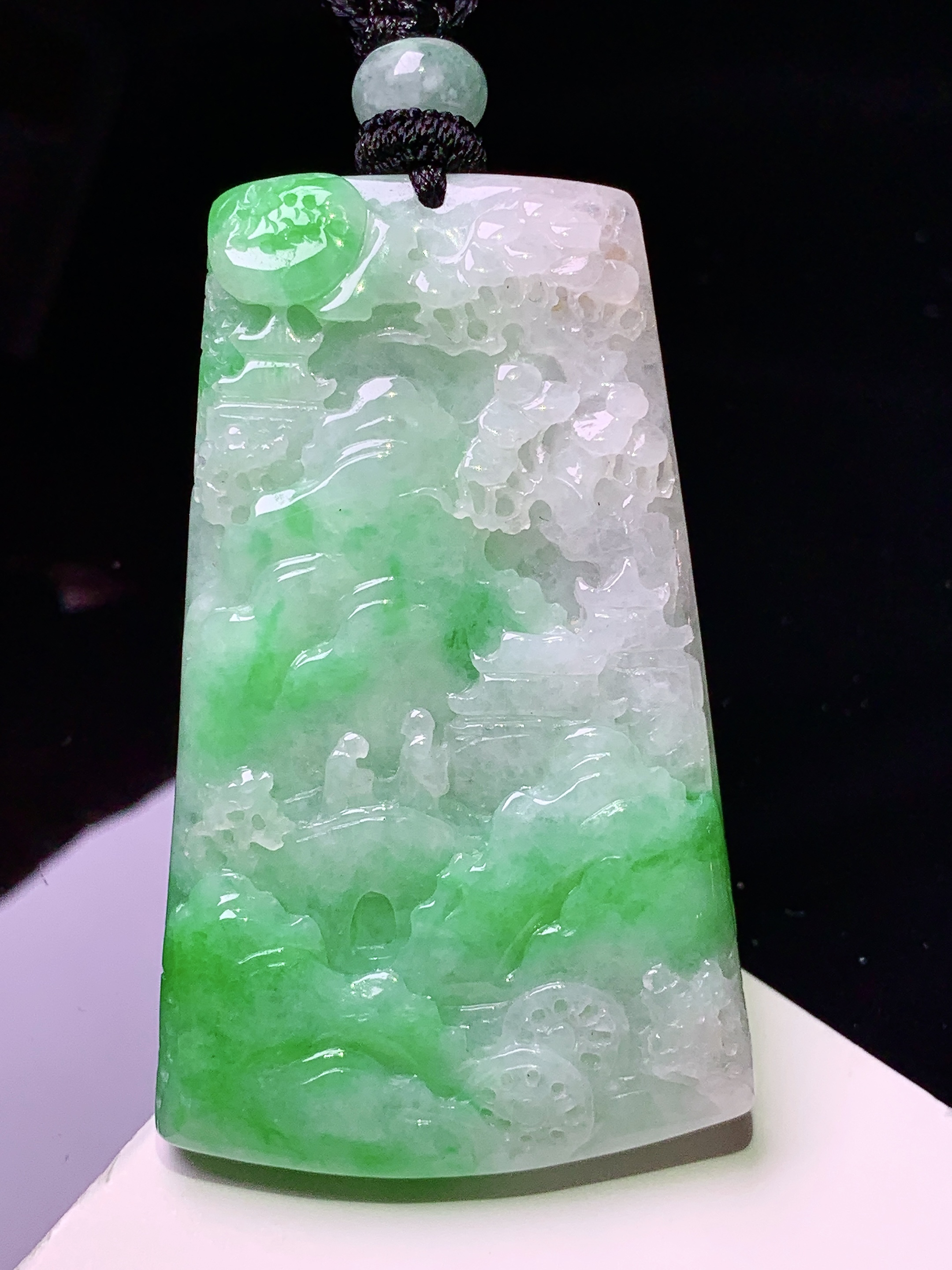飘绿山水牌子吊坠 玉质细腻 色泽艳丽清新 水润亮眼 整体尺寸49.8*29.8*5.8 w1