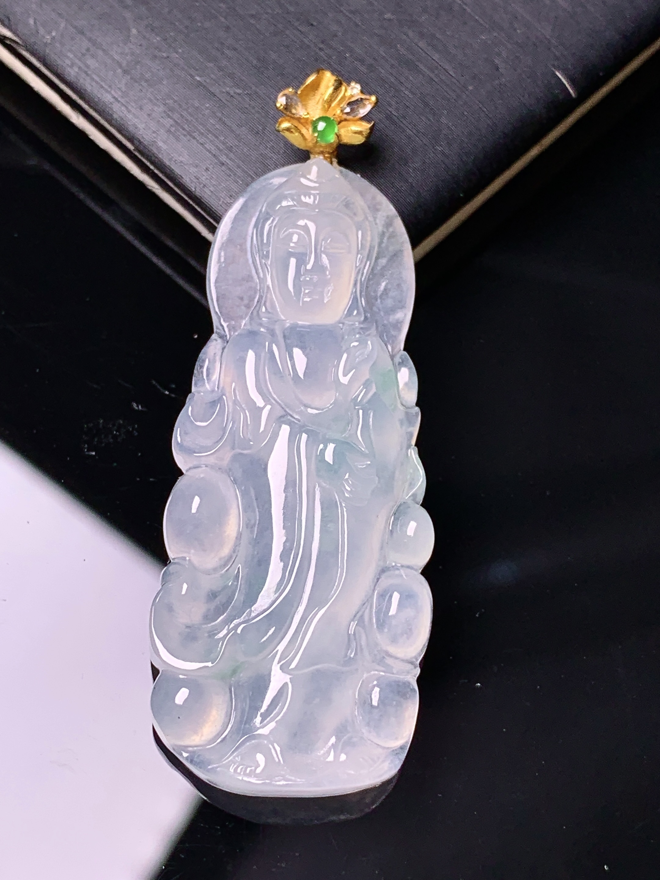 18k金镶嵌冰种观音菩萨吊坠 玉质细腻 色泽艳丽清新 水润亮眼 整体尺寸49*18*4.8 yz