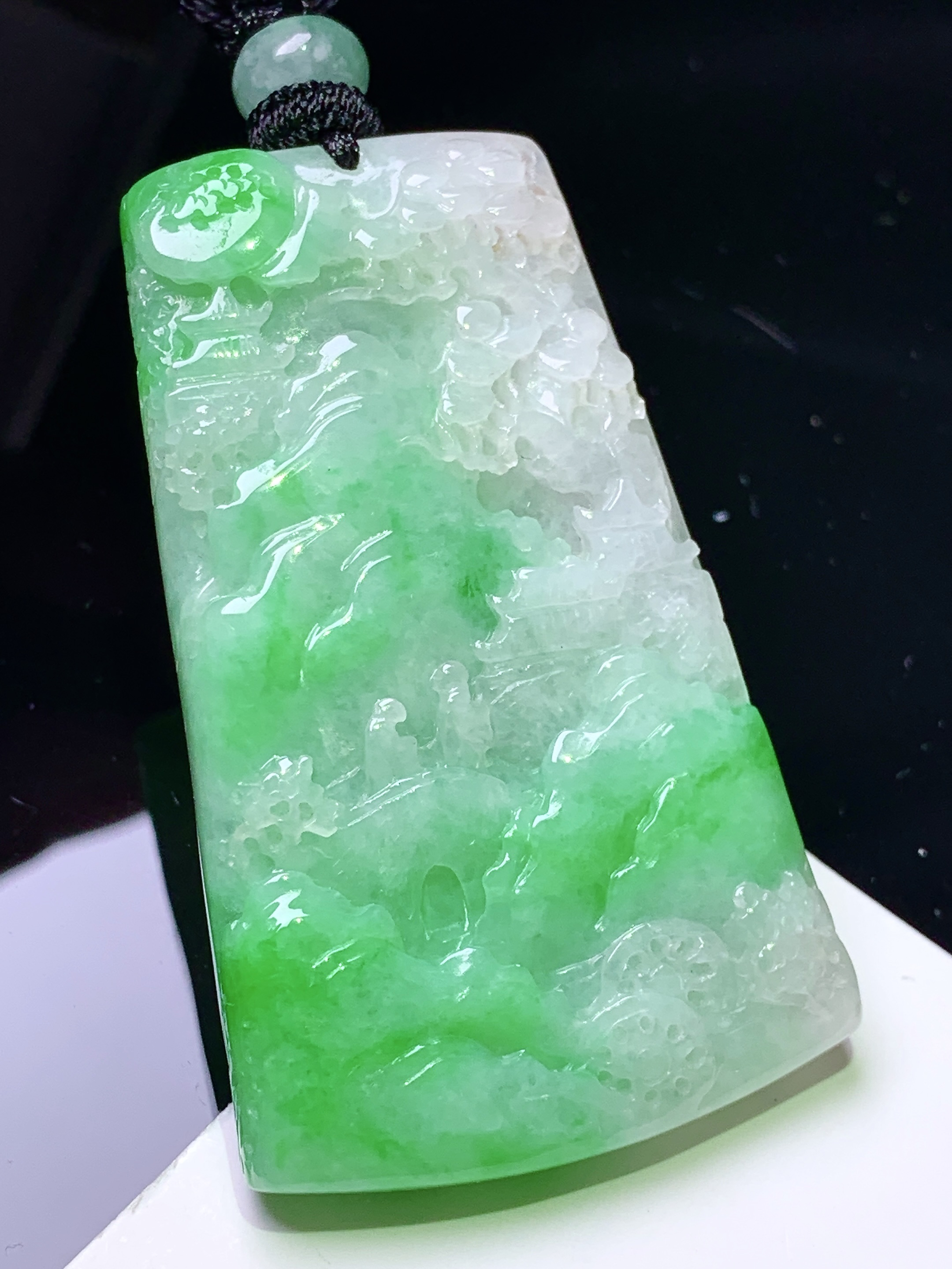 飘绿山水牌子吊坠 玉质细腻 色泽艳丽清新 水润亮眼 整体尺寸49.8*29.8*5.8 w1