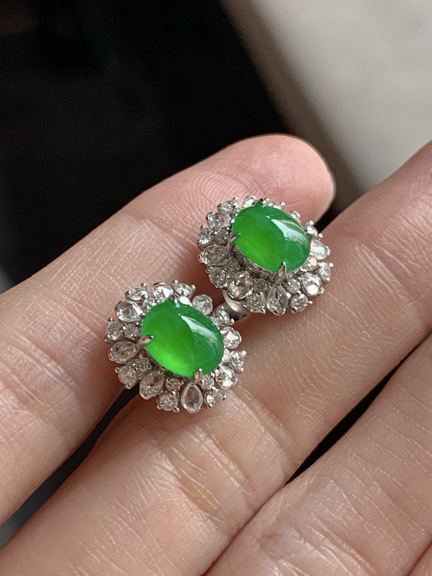 ️【18k金镶嵌蛋面耳钉一对】种老细腻，色阳浓郁起胶 尺寸：成品：12.7*11.2*8.5，裸石：7.4*5.8*2.7,c82101