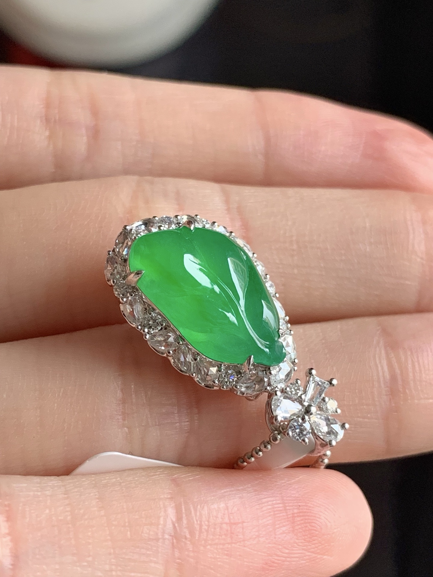 【18k金镶嵌玉叶吊坠】种老细腻，色阳浓郁起胶 尺寸：成品：24.6*12.6*9，裸石：15.4*