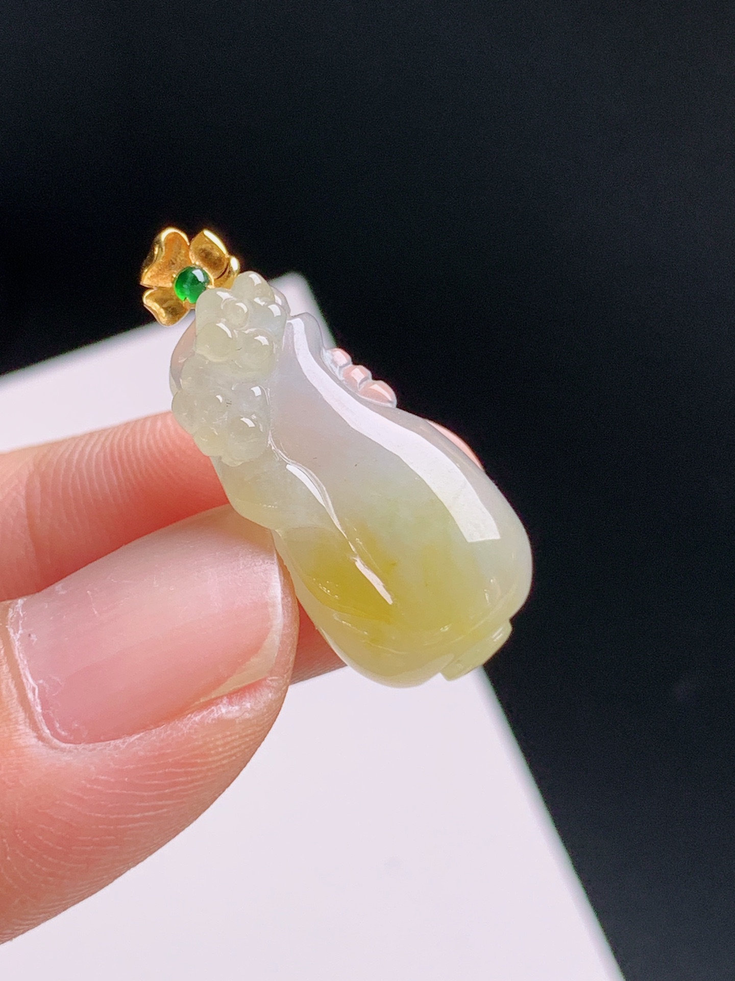 ️ 黄翡花瓶吊坠，莹润通透，线条圆润 裸石22.3-11.3-7 整体26.1 530928