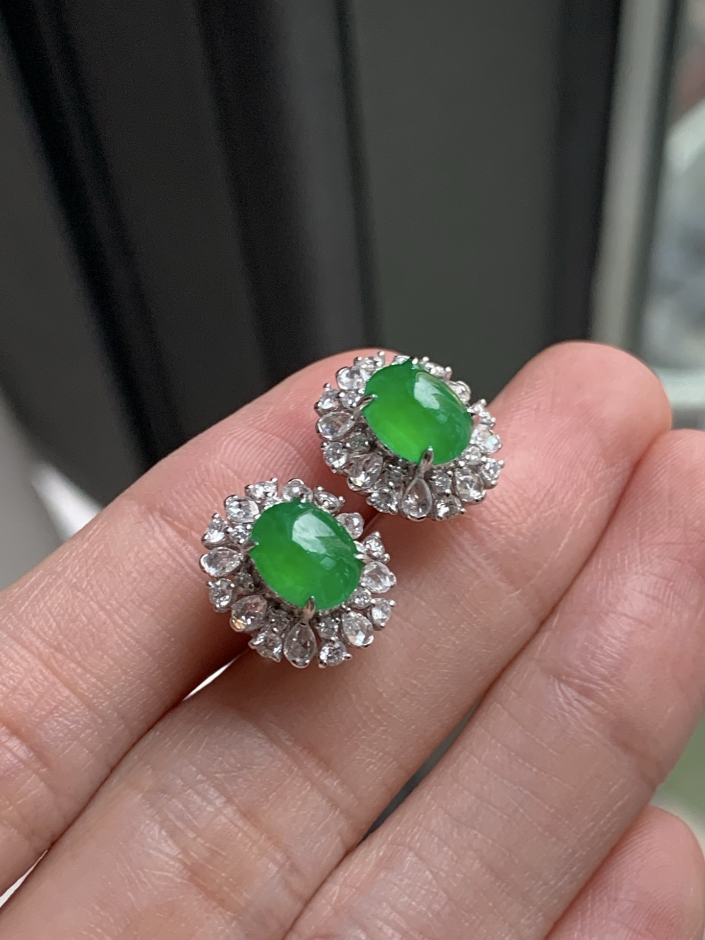 ️【18k金镶嵌蛋面耳钉一对】种老细腻，色阳浓郁起胶 尺寸：成品：12.7*11.2*8.5，裸石：7.4*5.8*2.7,c82101