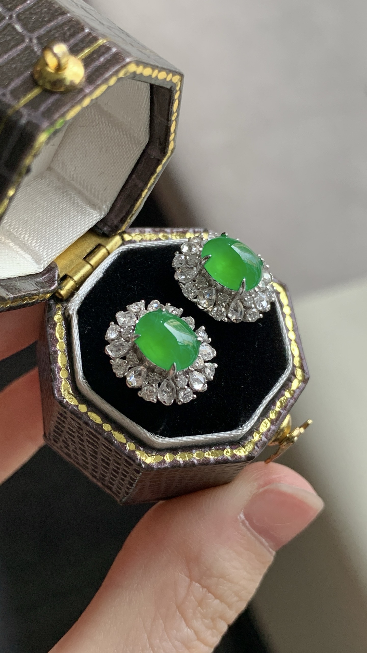 ️【18k金镶嵌蛋面耳钉一对】种老细腻，色阳浓郁起胶 尺寸：成品：12.7*11.2*8.5，裸石：7.4*5.8*2.7,c82101