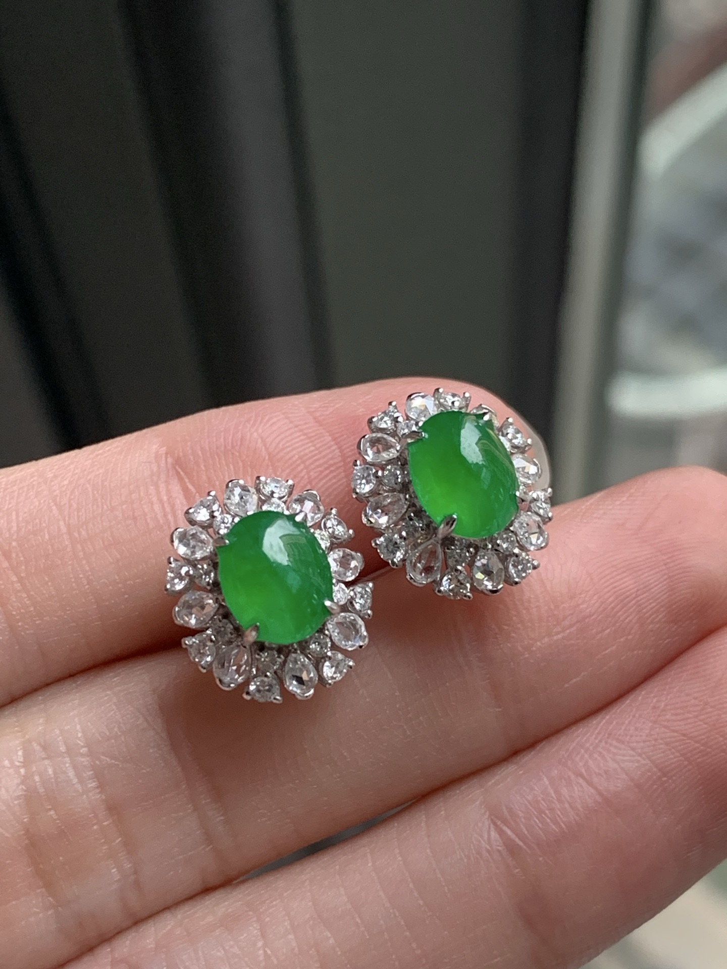 ️【18k金镶嵌蛋面耳钉一对】种老细腻，色阳浓郁起胶 尺寸：成品：12.7*11.2*8.5，裸石：7.4*5.8*2.7,c82101