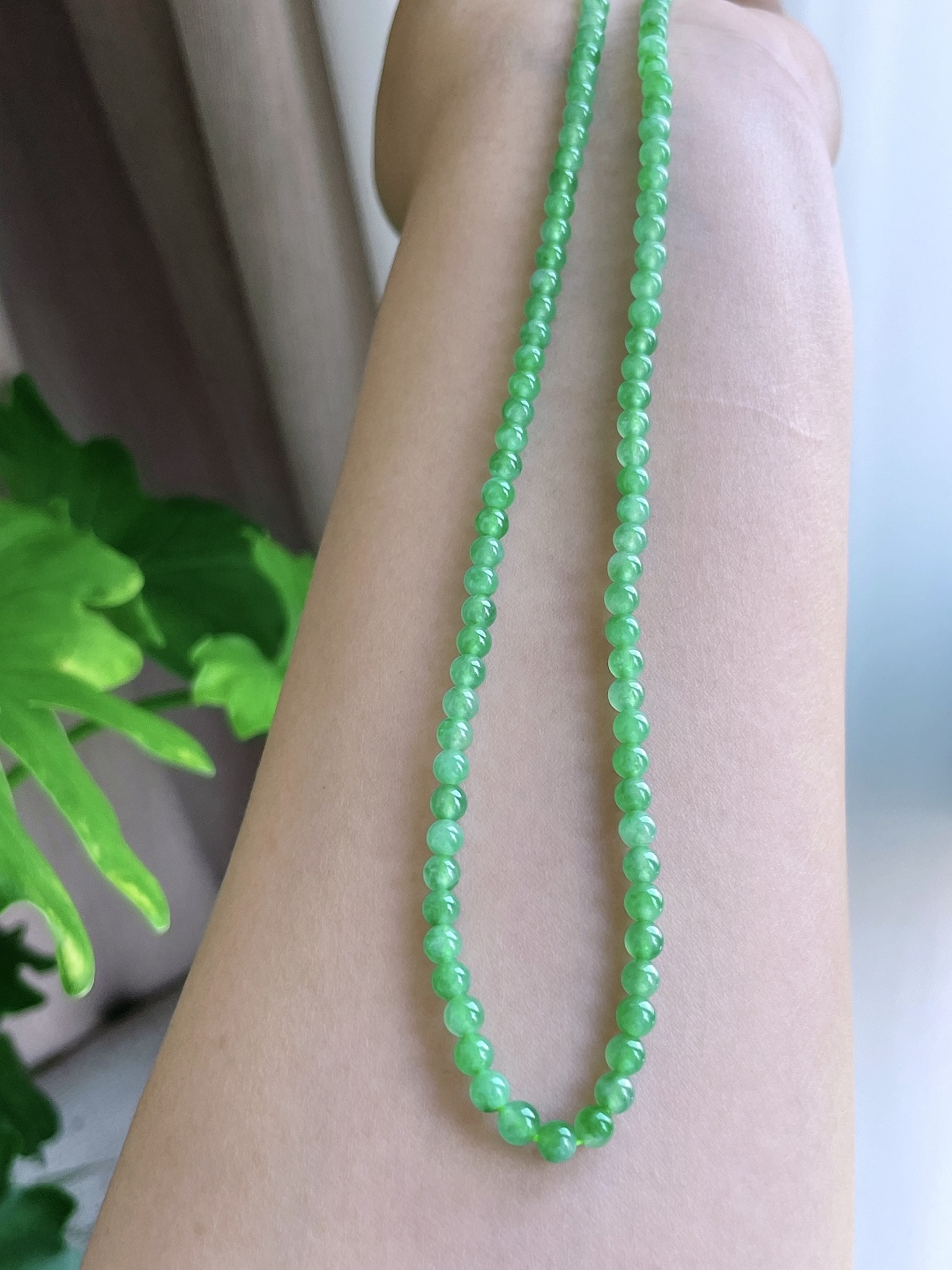 【珠子】冰甜阳绿珠链圆珠珠子珠链 【说明】缅甸 性比高 【尺寸】3.9mm 32cm 【重量】18.3克