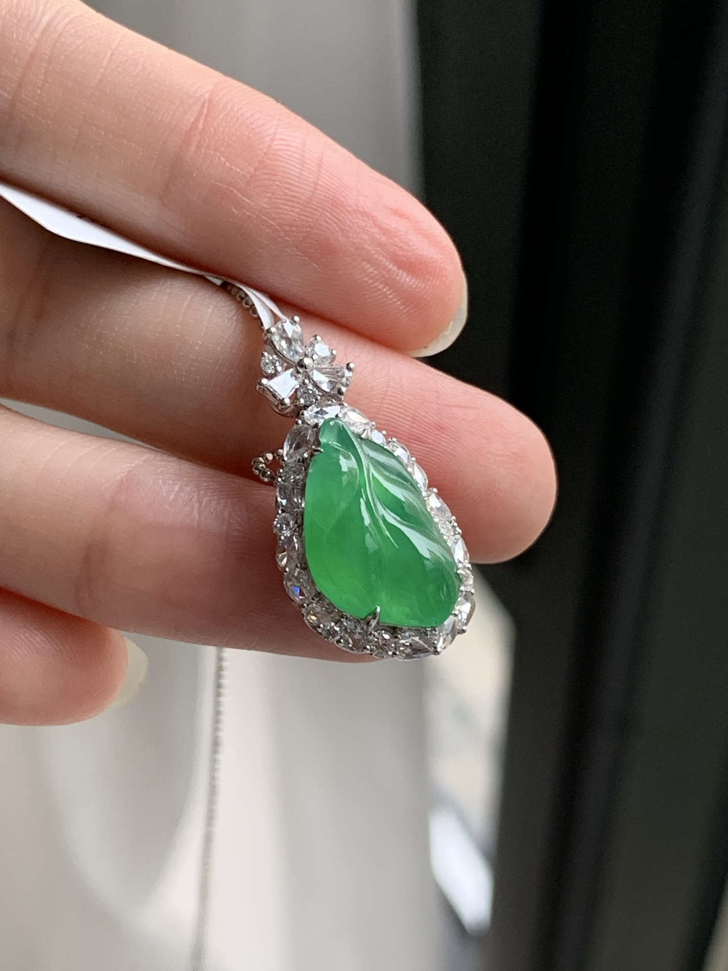 【18k金镶嵌玉叶吊坠】种老细腻，色阳浓郁起胶 尺寸：成品：24.6*12.6*9，裸石：15.4*9.4*3,c82101
