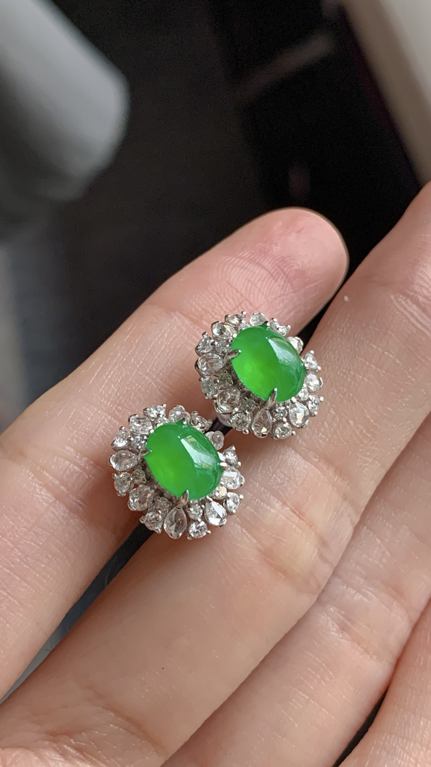 ️【18k金镶嵌蛋面耳钉一对】种老细腻，色阳浓郁起胶 尺寸：成品：12.7*11.2*8.5，裸石：7.4*5.8*2.7,c82101