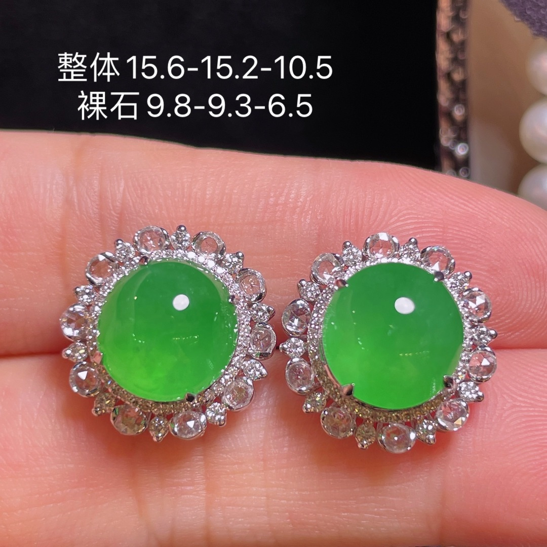 翡翠A货 蛋面耳环 耳钉 阳绿满色，料子冰润细腻，种老起光，18k金镶真钻，上身佩戴效果很好 尺寸