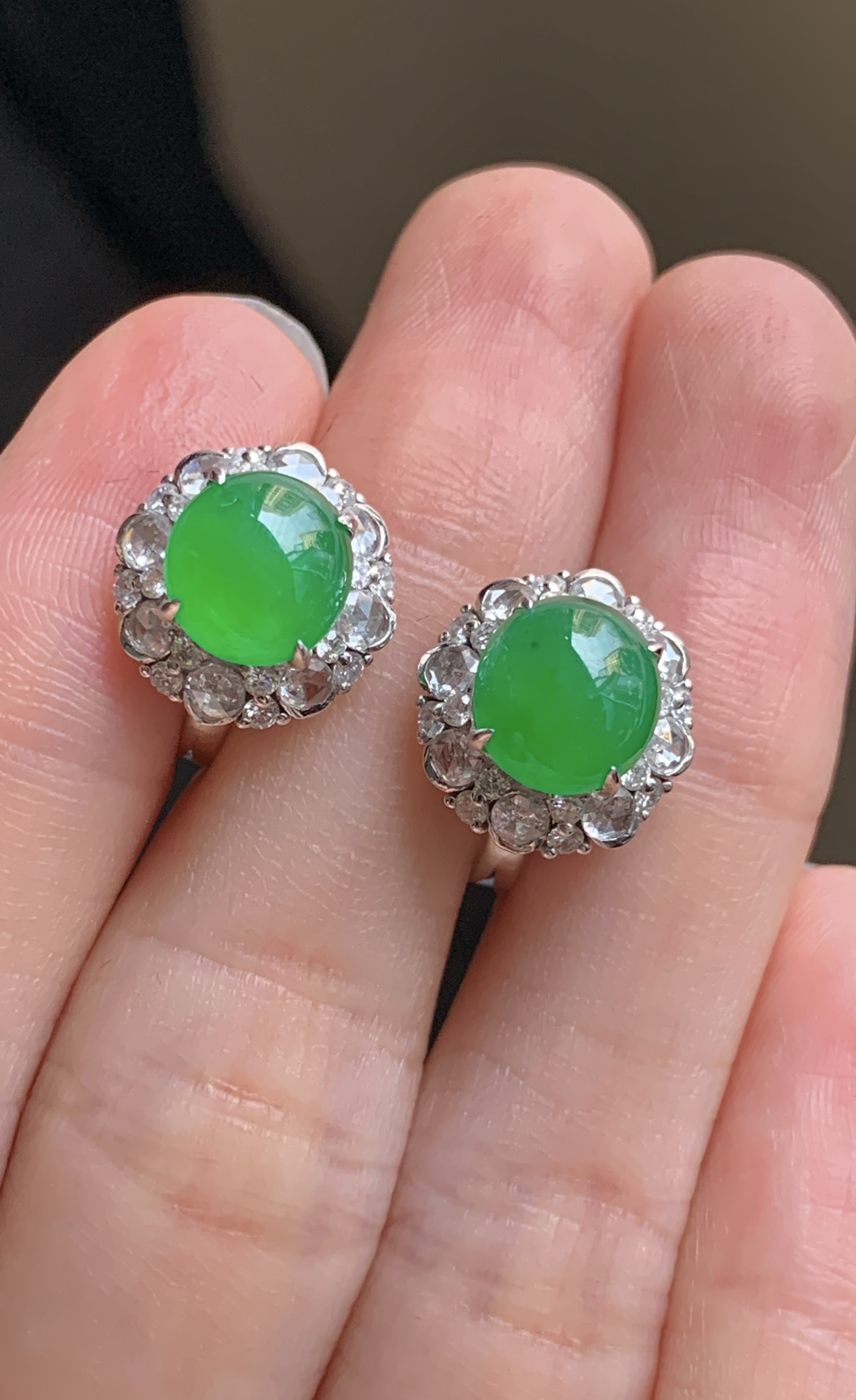 ️【18k金镶嵌蛋面耳坠一对】种老细腻，色阳浓郁起胶 尺寸：成品：12*11.5*8.8，裸石：7.6*7.2*2.6,c82101