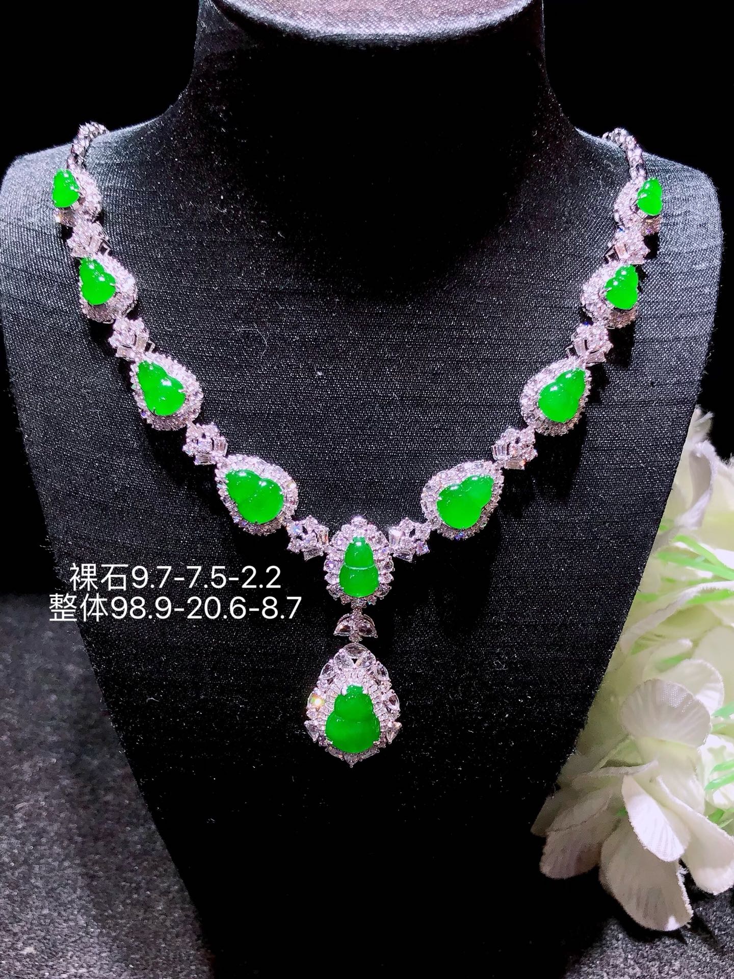 18K金镶 阳绿葫芦锁骨链  水润色艳 品相饱满 苹果拍摄，实物更好看，9.7-7.5-2.2