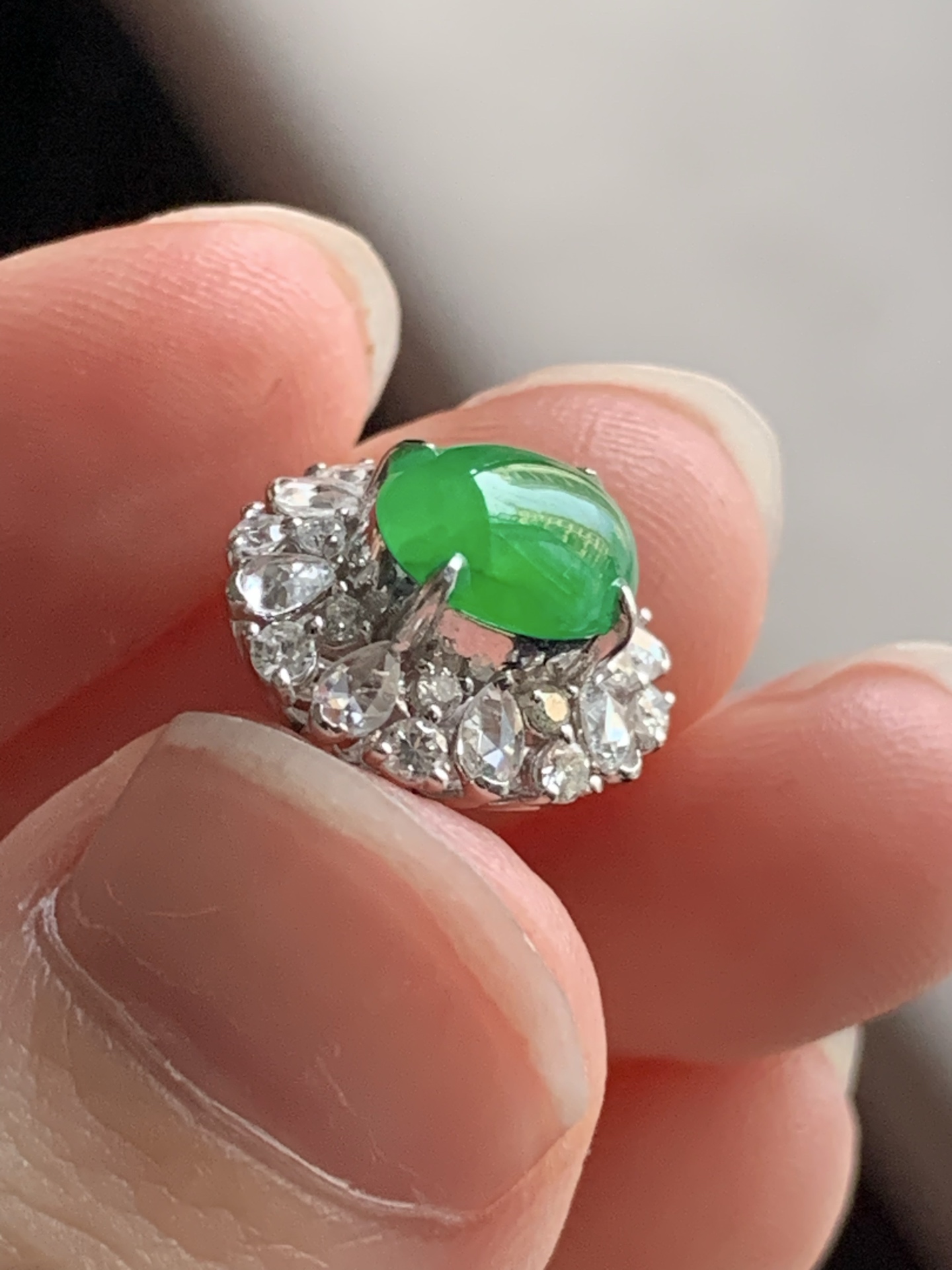 ️【18k金镶嵌蛋面耳坠一对】种老细腻，色阳浓郁起胶 尺寸：成品：12*11.5*8.8，裸石：7.6*7.2*2.6,c82101