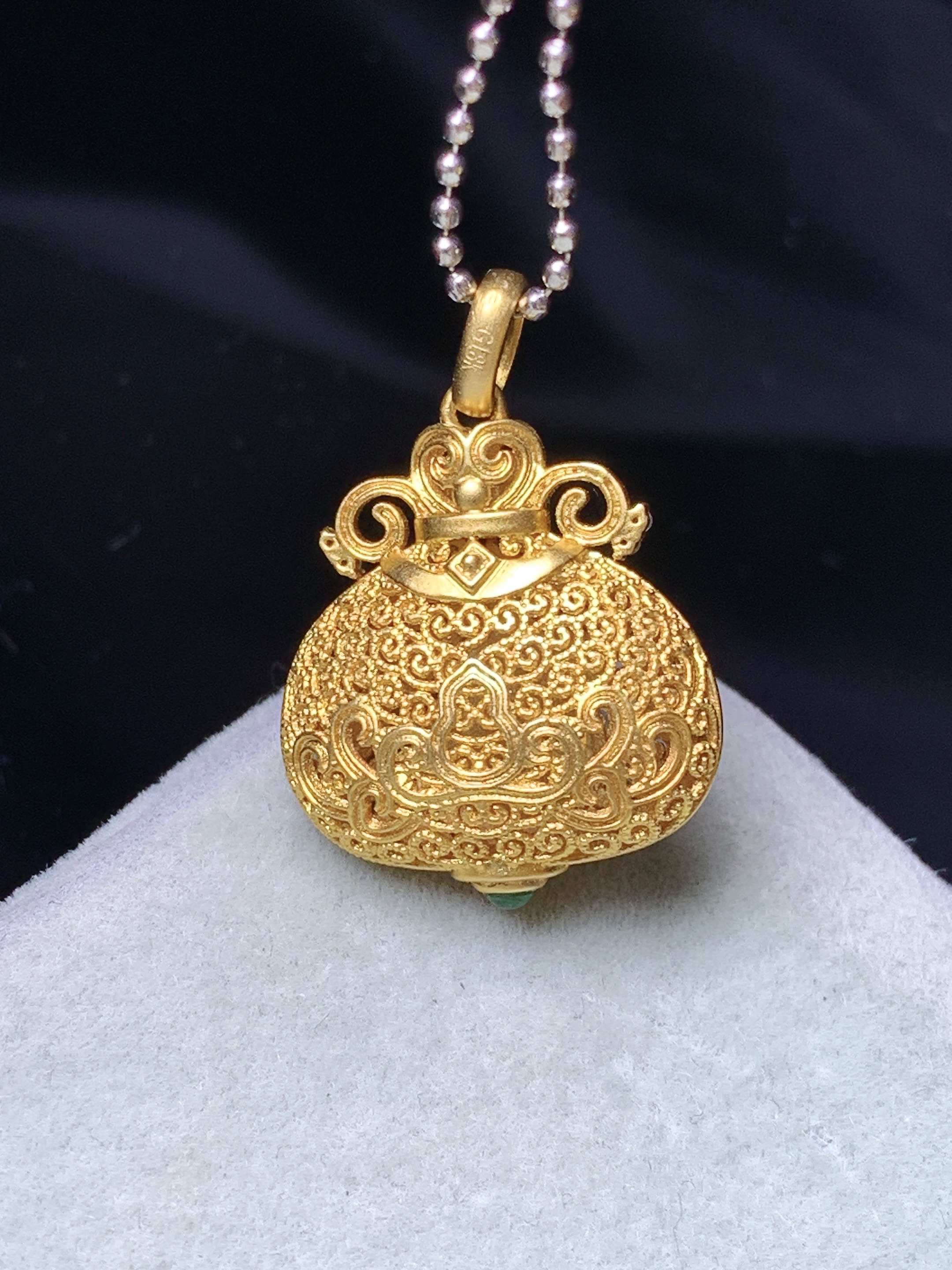 18k金钻镶嵌黄翡葫芦吊坠 玉质细腻 色泽艳丽清新 水润亮眼 整体尺寸23*16.6*9 m7