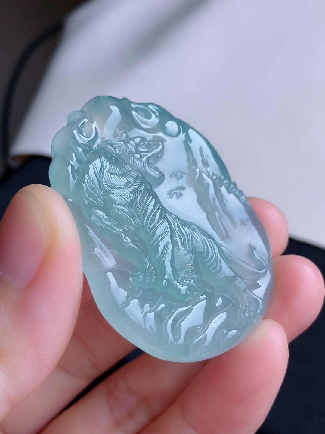 ️底色生肖虎牌，晶莹剔透，尺寸48/38.6/5.6/自然光实拍