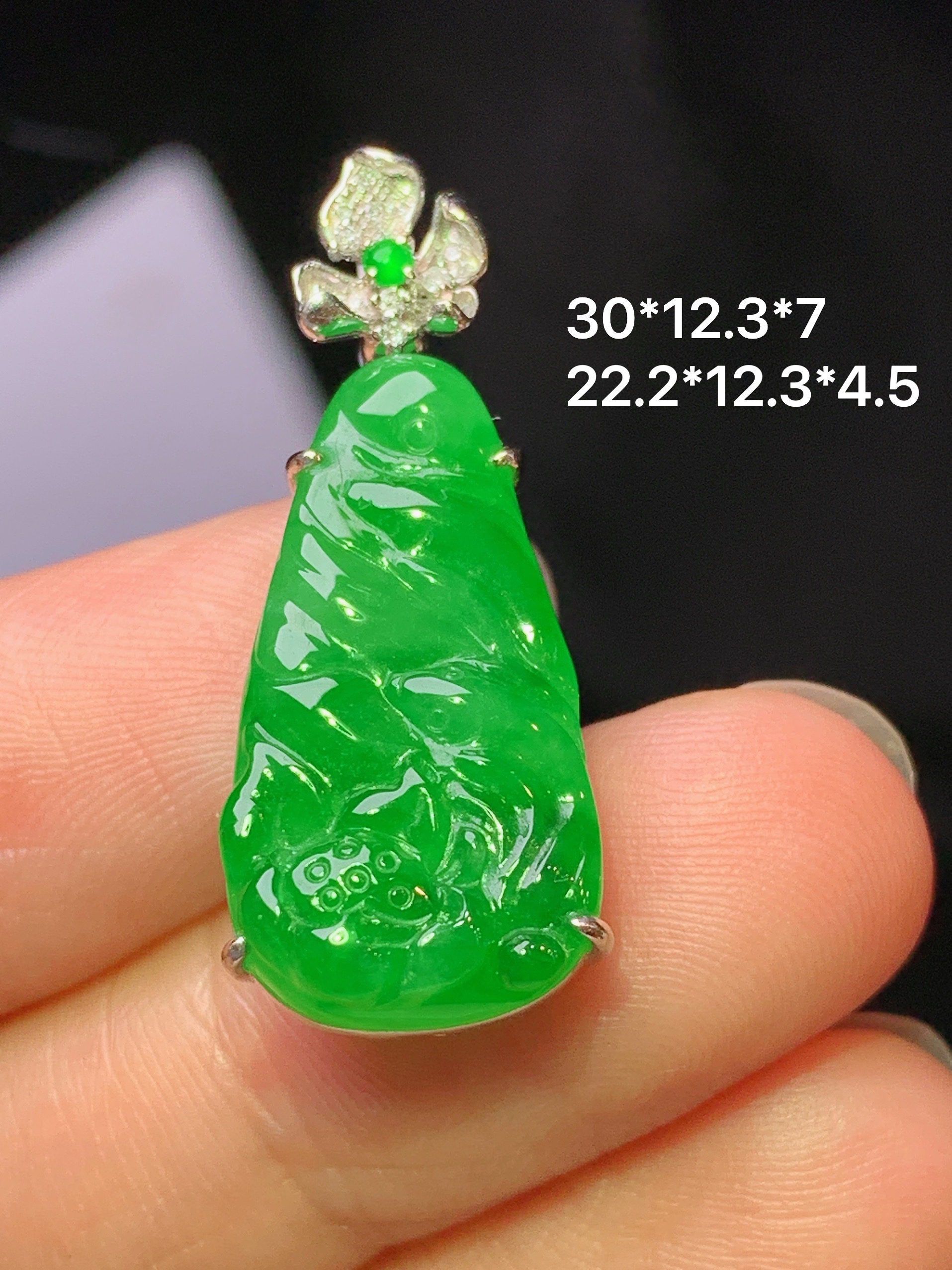 18k金钻镶嵌满绿莲花吊坠 玉质细腻 色泽艳丽清新 水润亮眼 整体尺寸30*12.3*7 b1