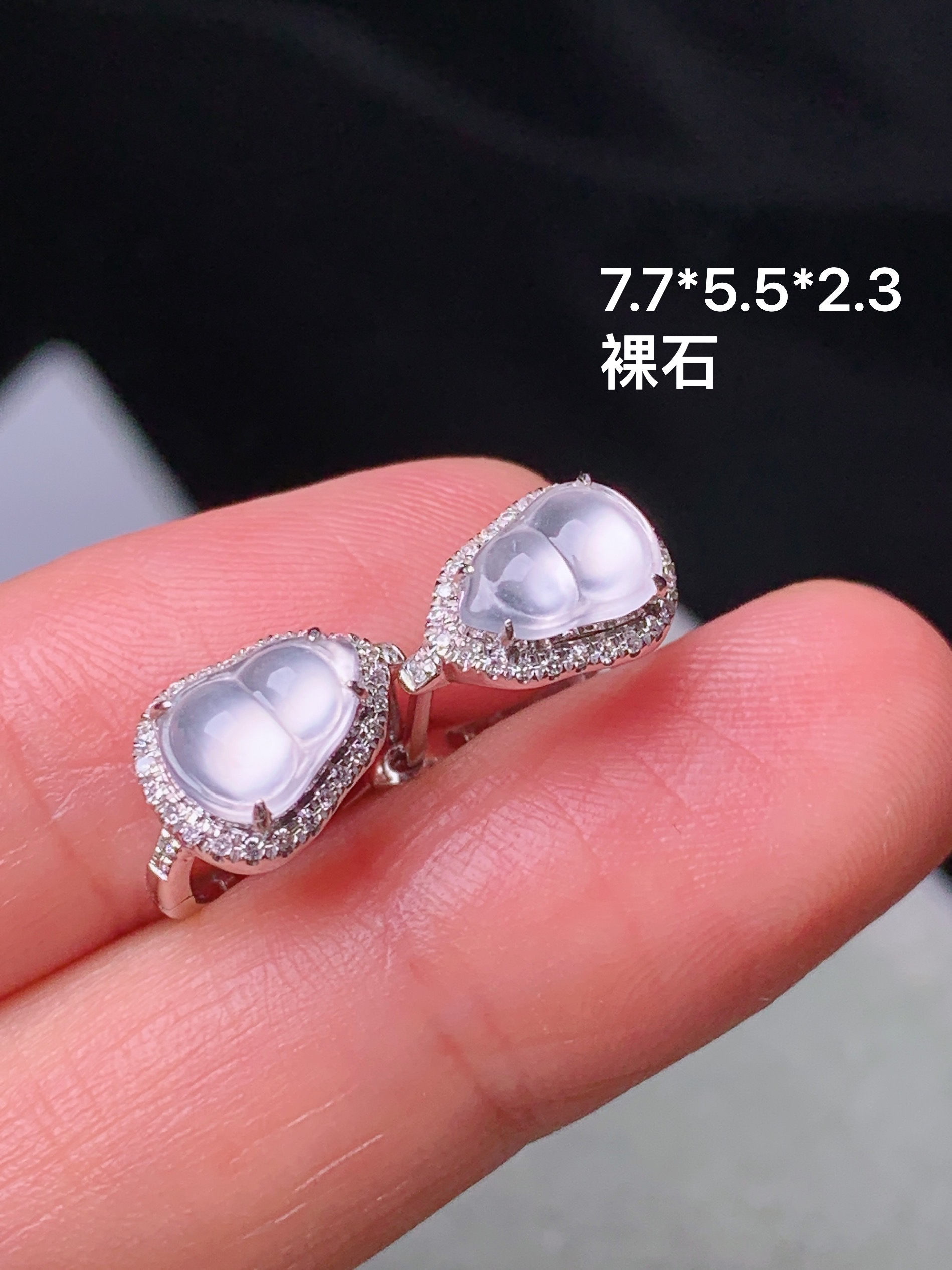 18k金钻镶嵌冰种葫芦耳钉 玉质细腻 色泽艳丽清新 水润亮眼 裸石尺寸7.7*5.5*2.3 m7