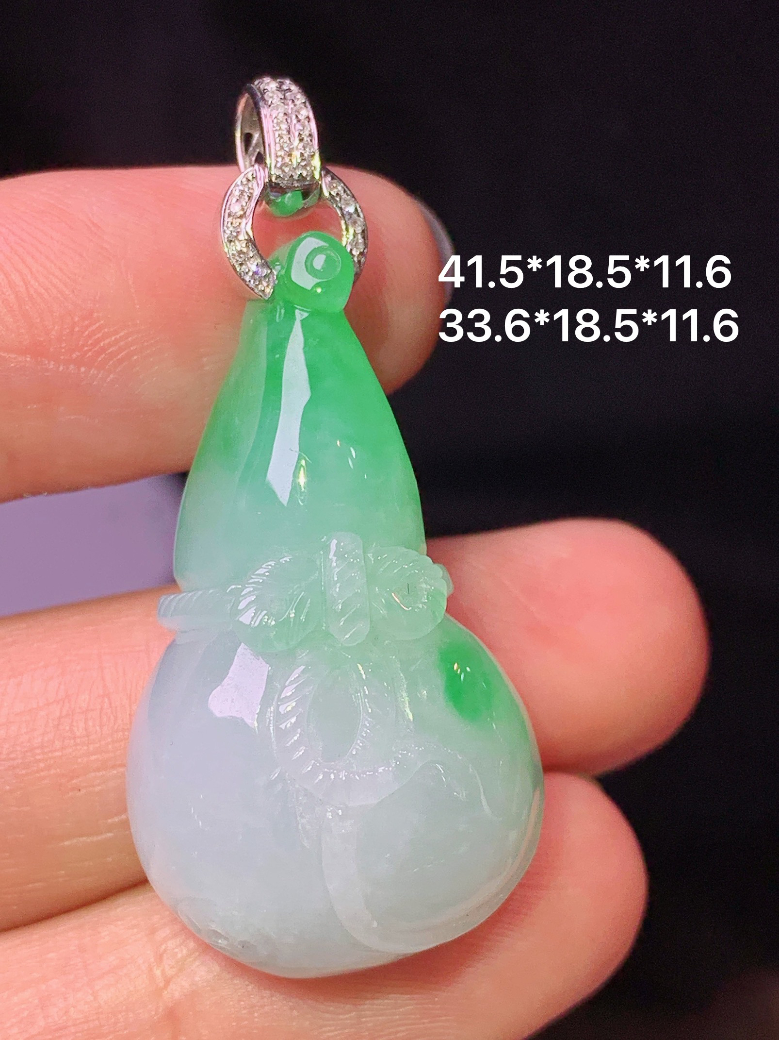 18k金镶嵌飘绿葫芦吊坠 玉质细腻 色泽艳丽清新 水润亮眼 整体尺寸41.5*18.5*11.6 b1