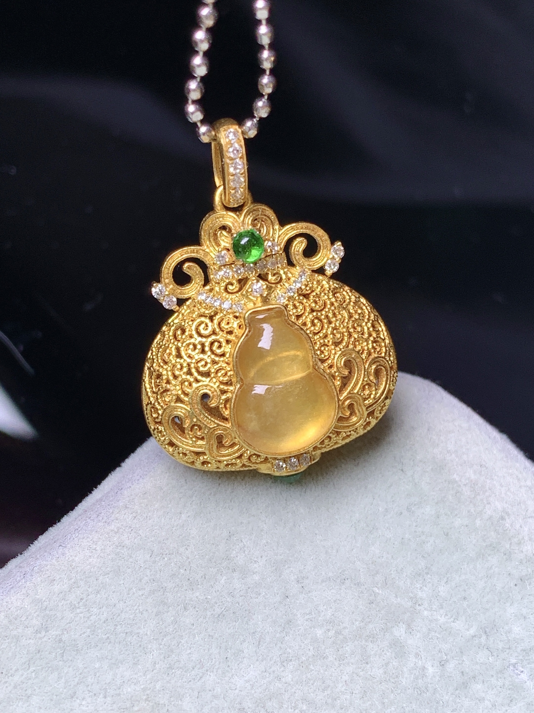 18k金钻镶嵌黄翡葫芦吊坠 玉质细腻 色泽艳丽清新 水润亮眼 整体尺寸23*16.6*9 m7