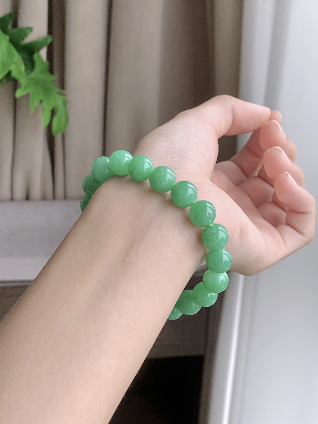 【珠子】阳绿手串圆珠子手串 【说明】缅甸 性比高 【尺寸】9.7mm 【重量】33克