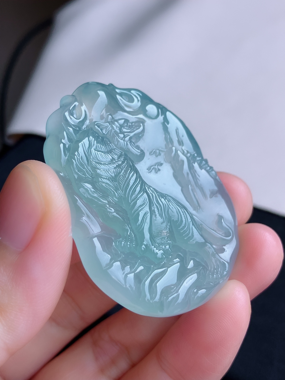 ️底色生肖虎牌，晶莹剔透，尺寸48/38.6/5.6/自然光实拍