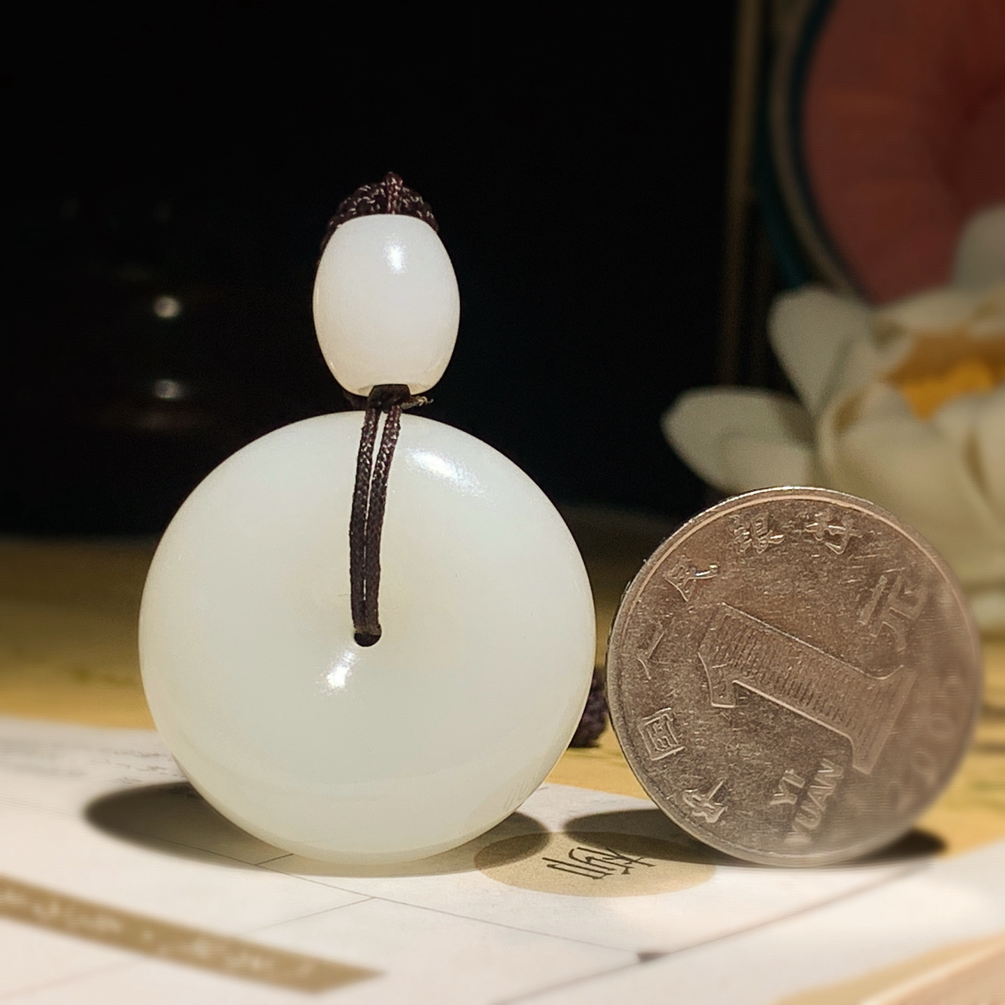 和田玉羊脂白平安扣挂件。尺寸30/11重22克。玉质细腻油润。手推出油。佩戴高端典雅。lt2601002