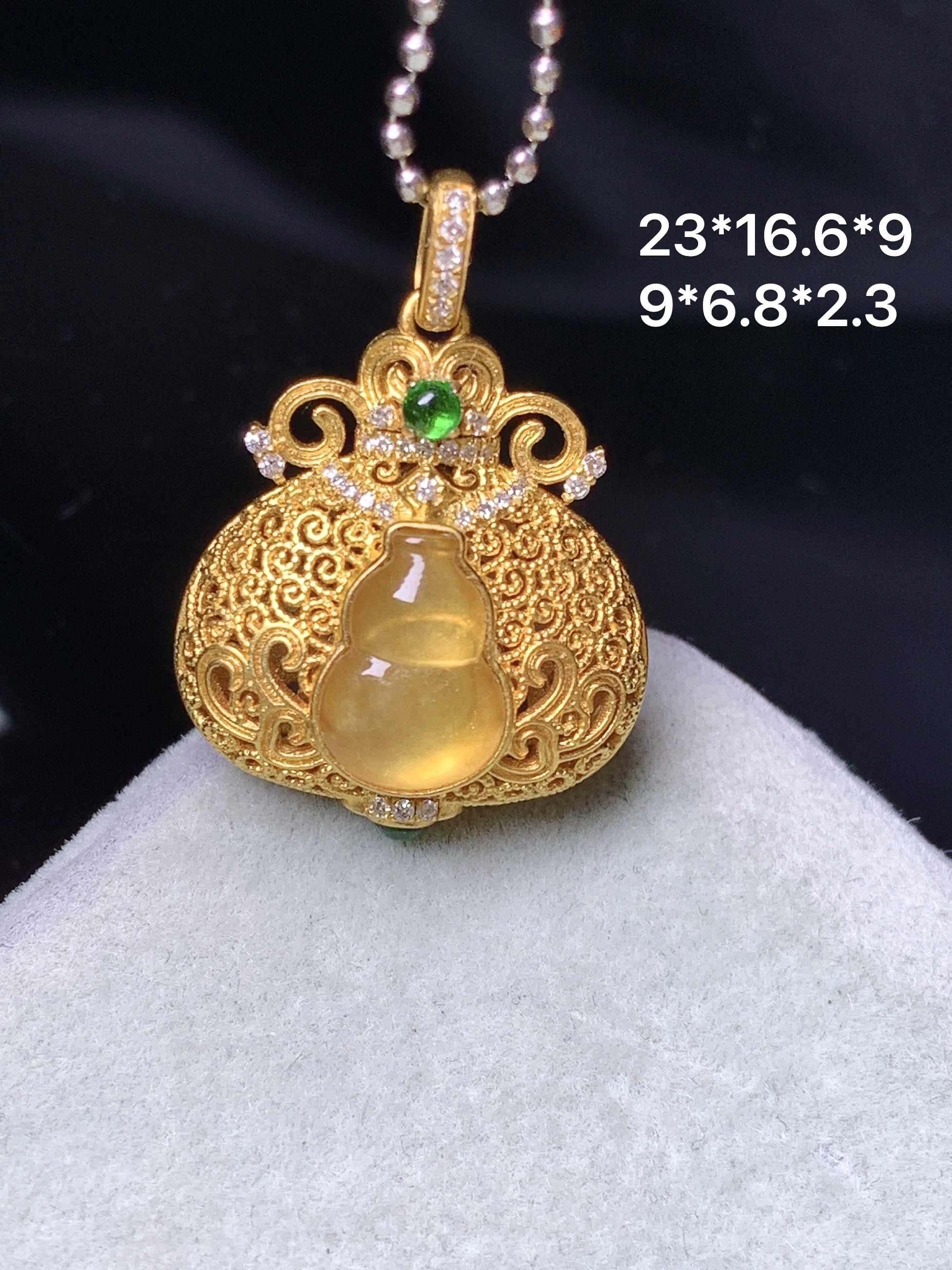 18k金钻镶嵌黄翡葫芦吊坠 玉质细腻 色泽艳丽清新 水润亮眼 整体尺寸23*16.6*9 m7