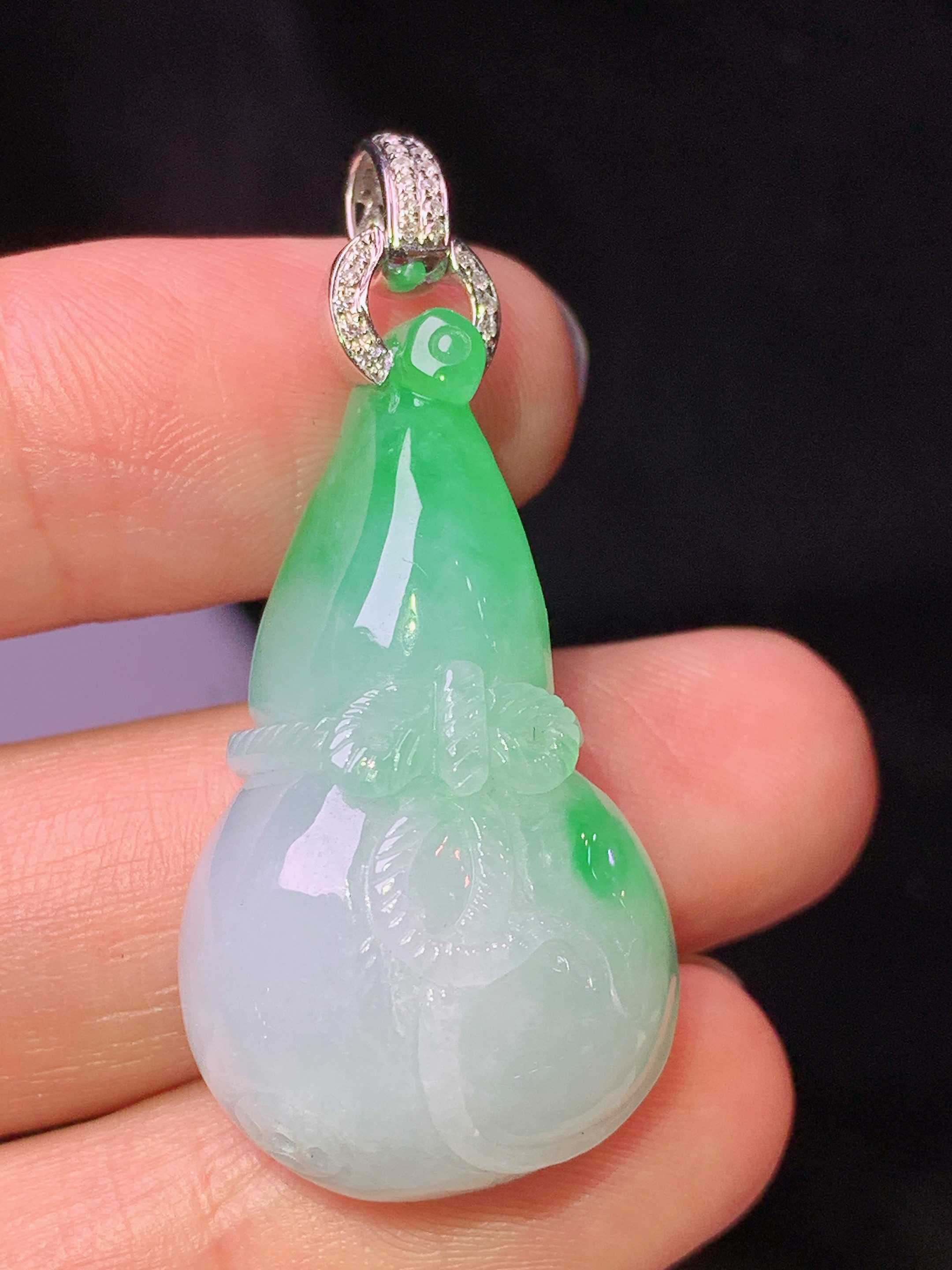18k金镶嵌飘绿葫芦吊坠 玉质细腻 色泽艳丽清新 水润亮眼 整体尺寸41.5*18.5*11.6 b1