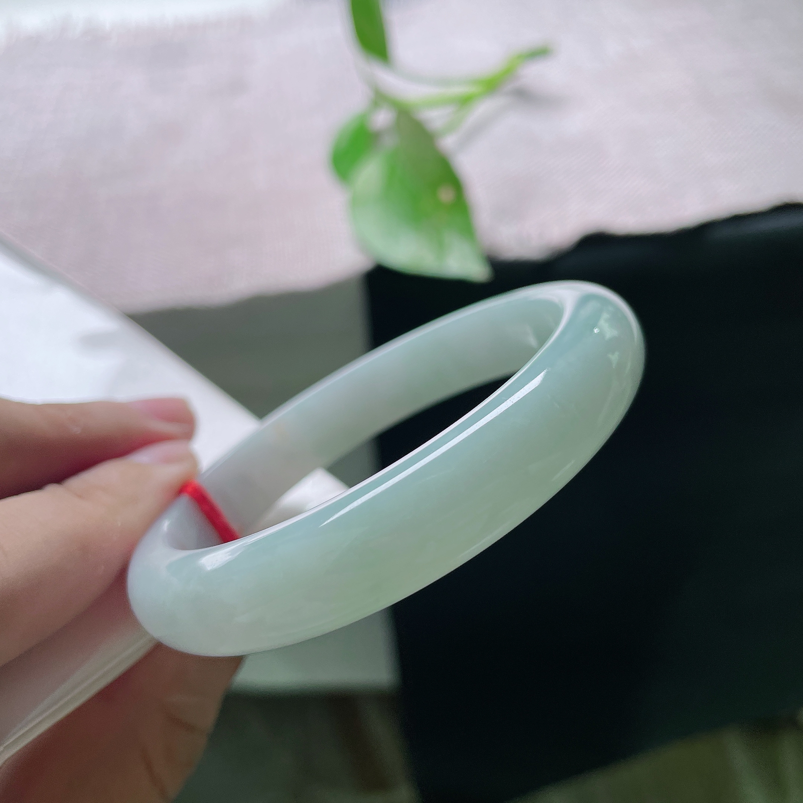 57.8/11.7/7.7，绿底正圈，不爱张扬浓翠，独爱这种温润绿底，冰透底子配淡淡青绿，素颜佩戴也气质出众，洒金，ss58931a