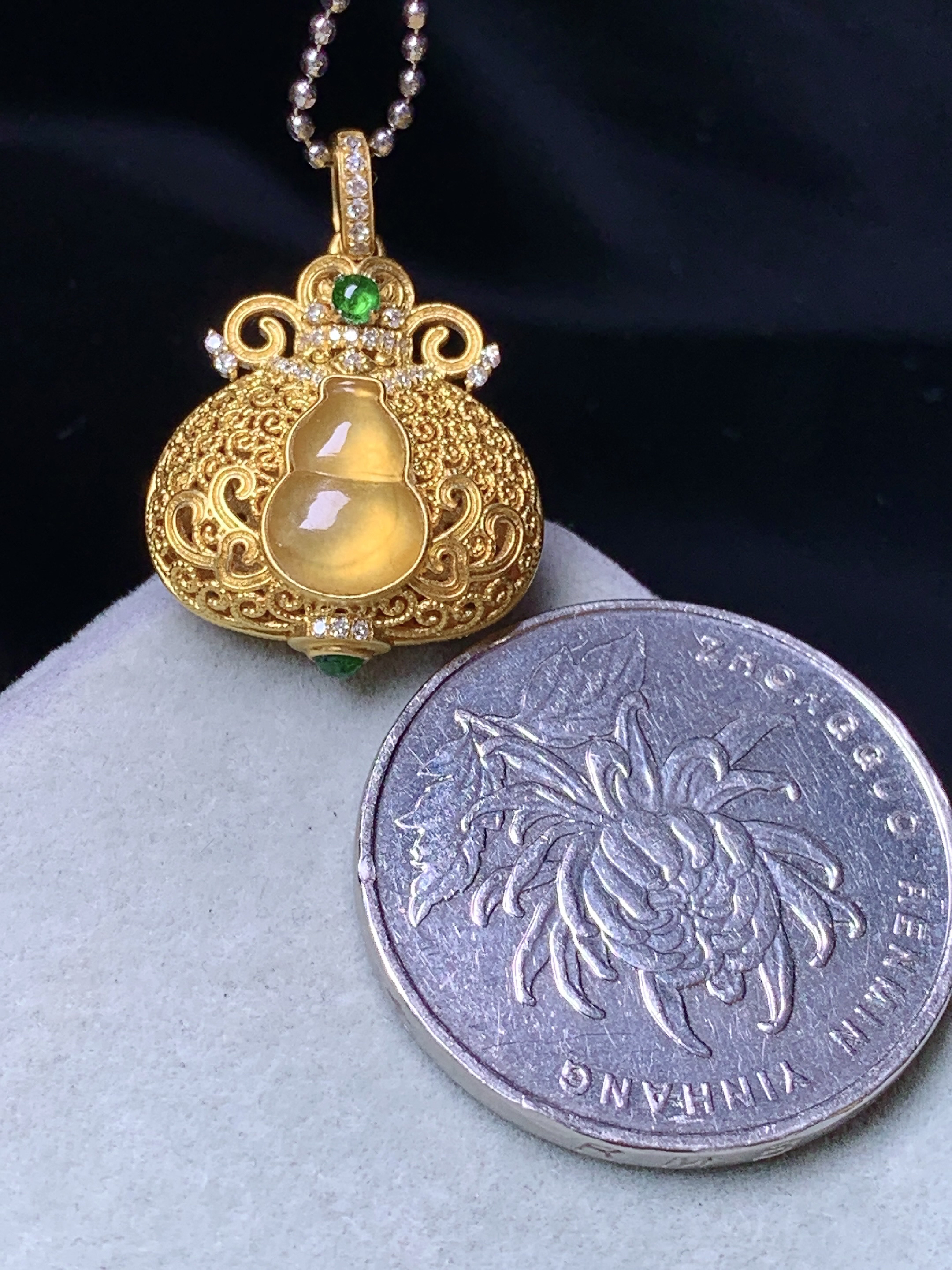 18k金钻镶嵌黄翡葫芦吊坠 玉质细腻 色泽艳丽清新 水润亮眼 整体尺寸23*16.6*9 m7