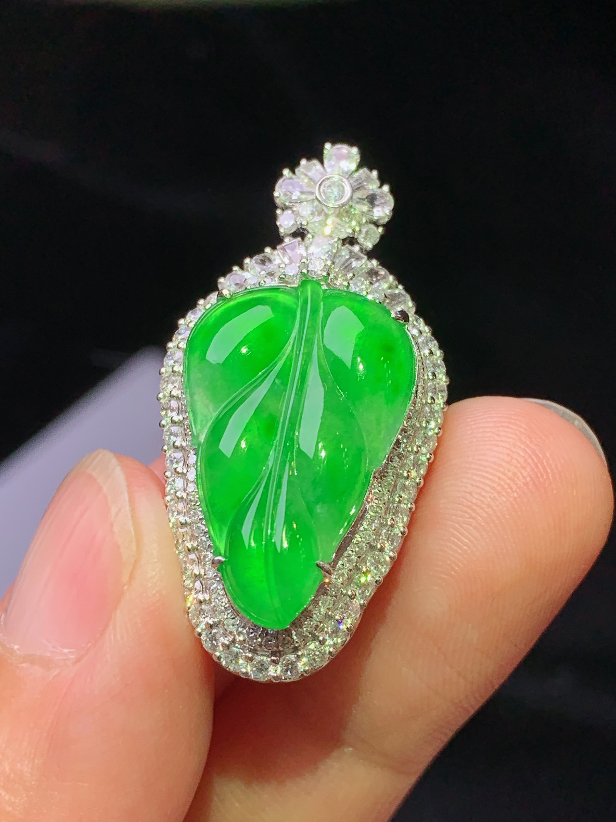 18k金钻镶嵌冰阳绿树叶吊坠 玉质细腻 色泽艳丽清新 水润亮眼 整体尺寸34*17.5*11.6 m4