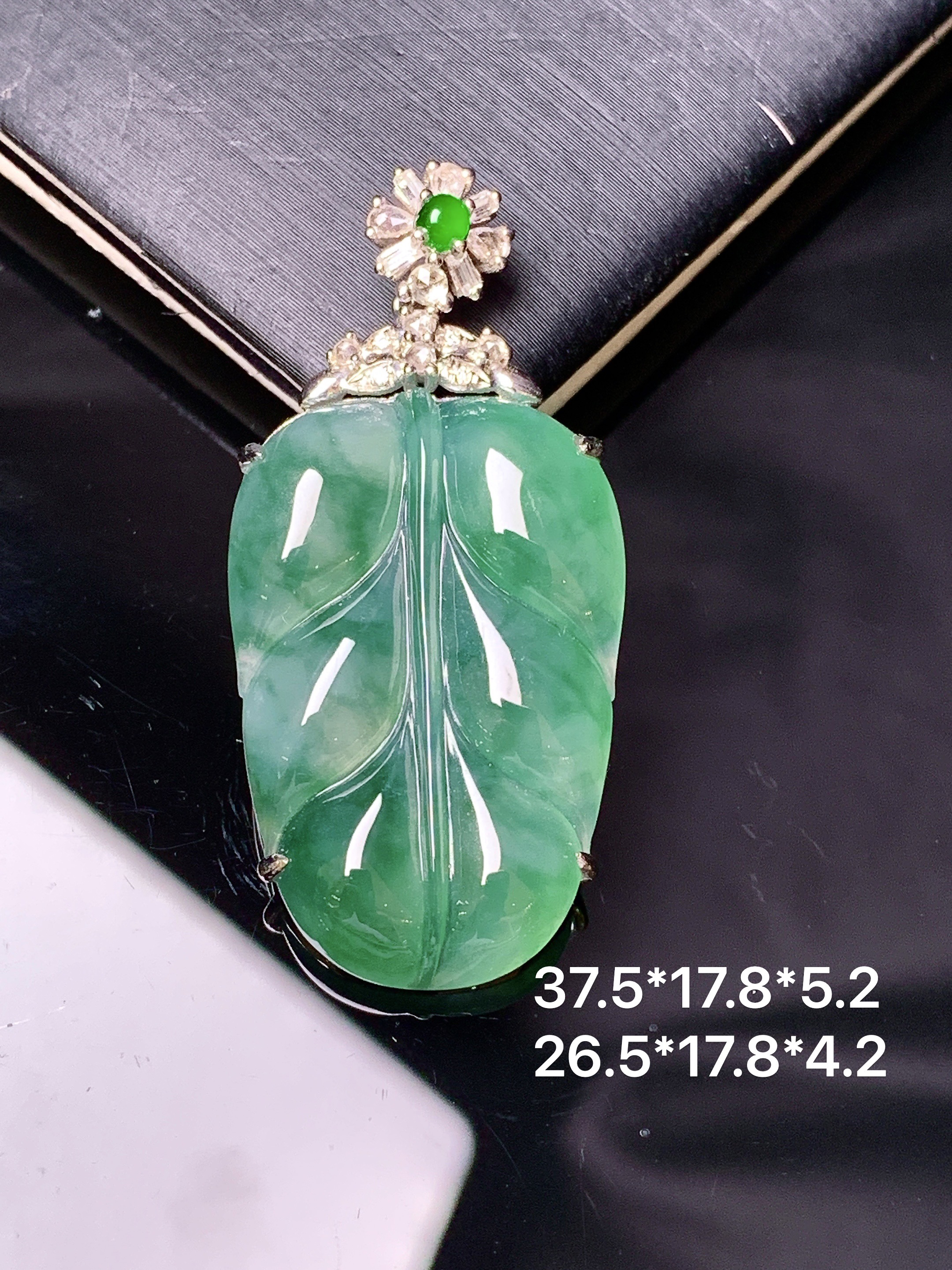 18k金钻镶嵌飘绿树叶吊坠 玉质细腻 色泽艳丽清新 水润亮眼 整体尺寸37.5*17.8*5.8 h3