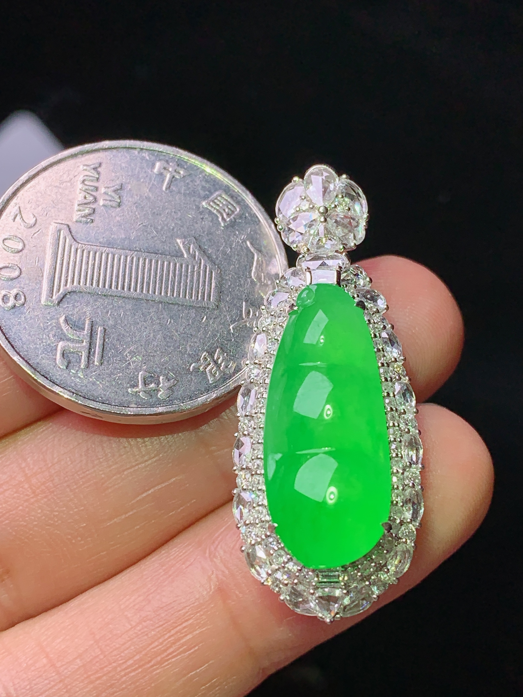 18k金钻镶嵌冰阳绿四季豆吊坠 玉质细腻 色泽艳丽清新 水润亮眼 整体尺寸36*14.2*11.5 t3