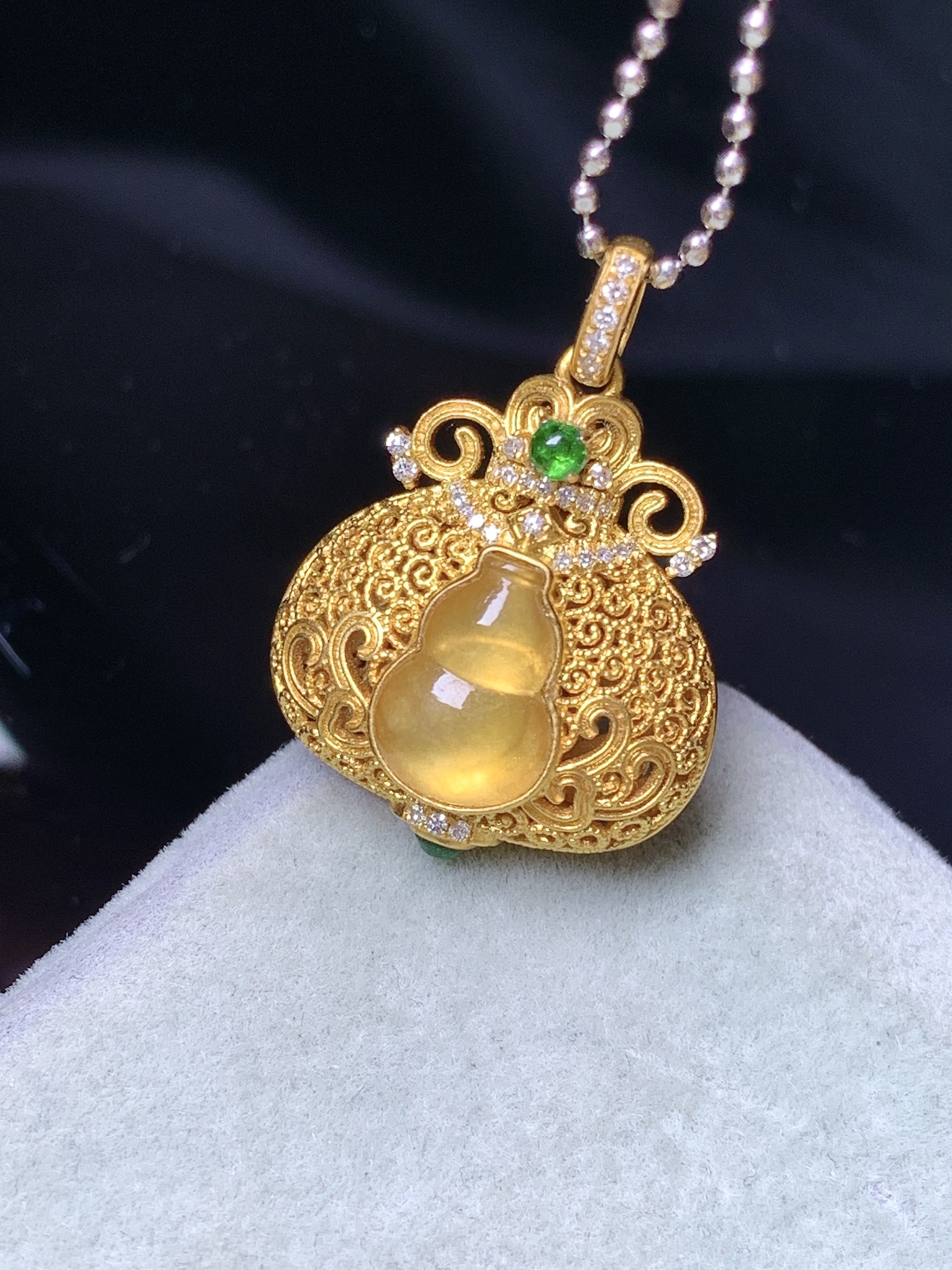18k金钻镶嵌黄翡葫芦吊坠 玉质细腻 色泽艳丽清新 水润亮眼 整体尺寸23*16.6*9 m7
